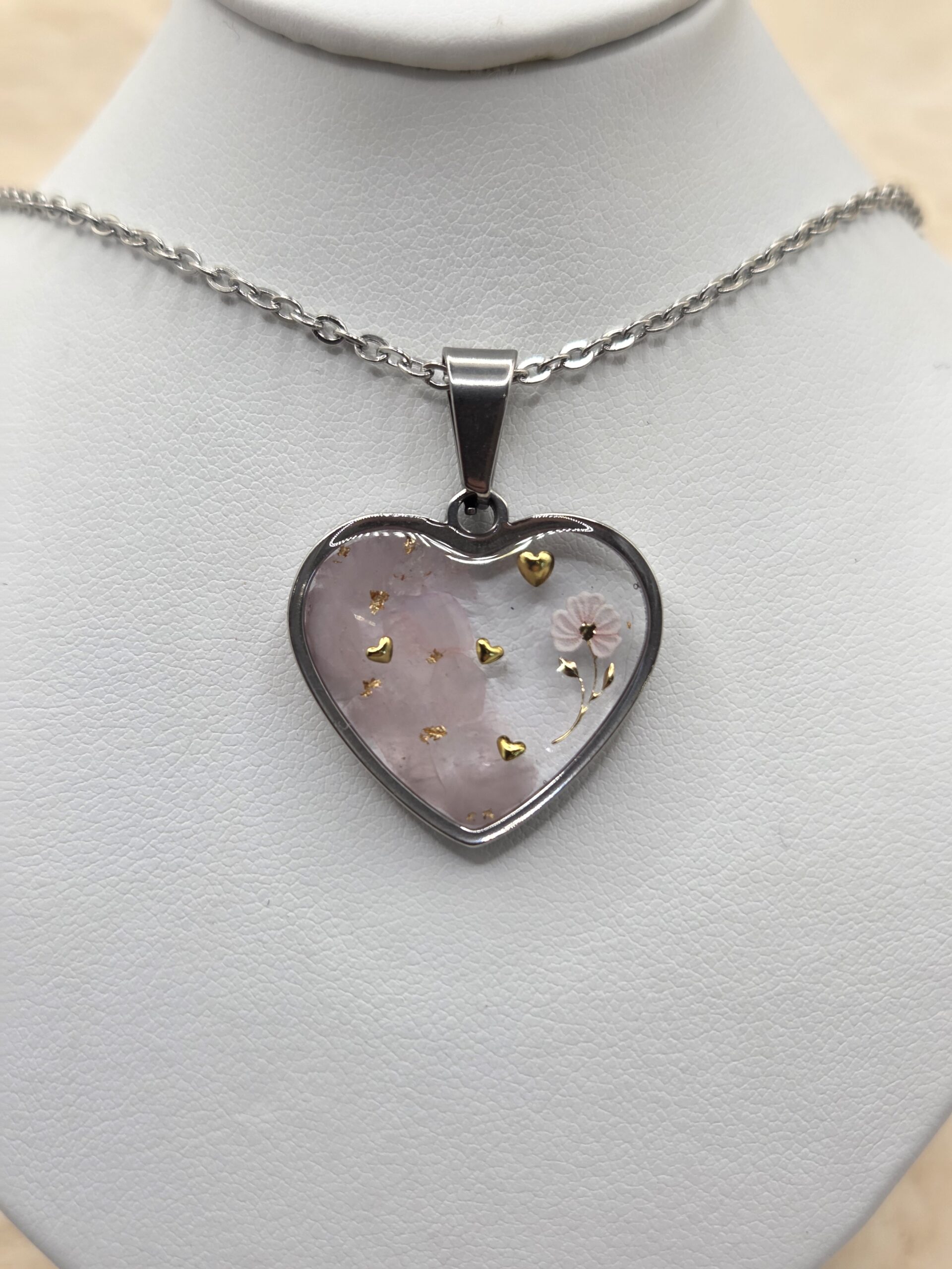 💕✨ Pendentif Cœur – Quartz Rose, Détails Dorés et petite fleur – Image 2