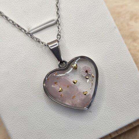 💕✨ Pendentif Cœur – Quartz Rose, Détails Dorés et petite fleur