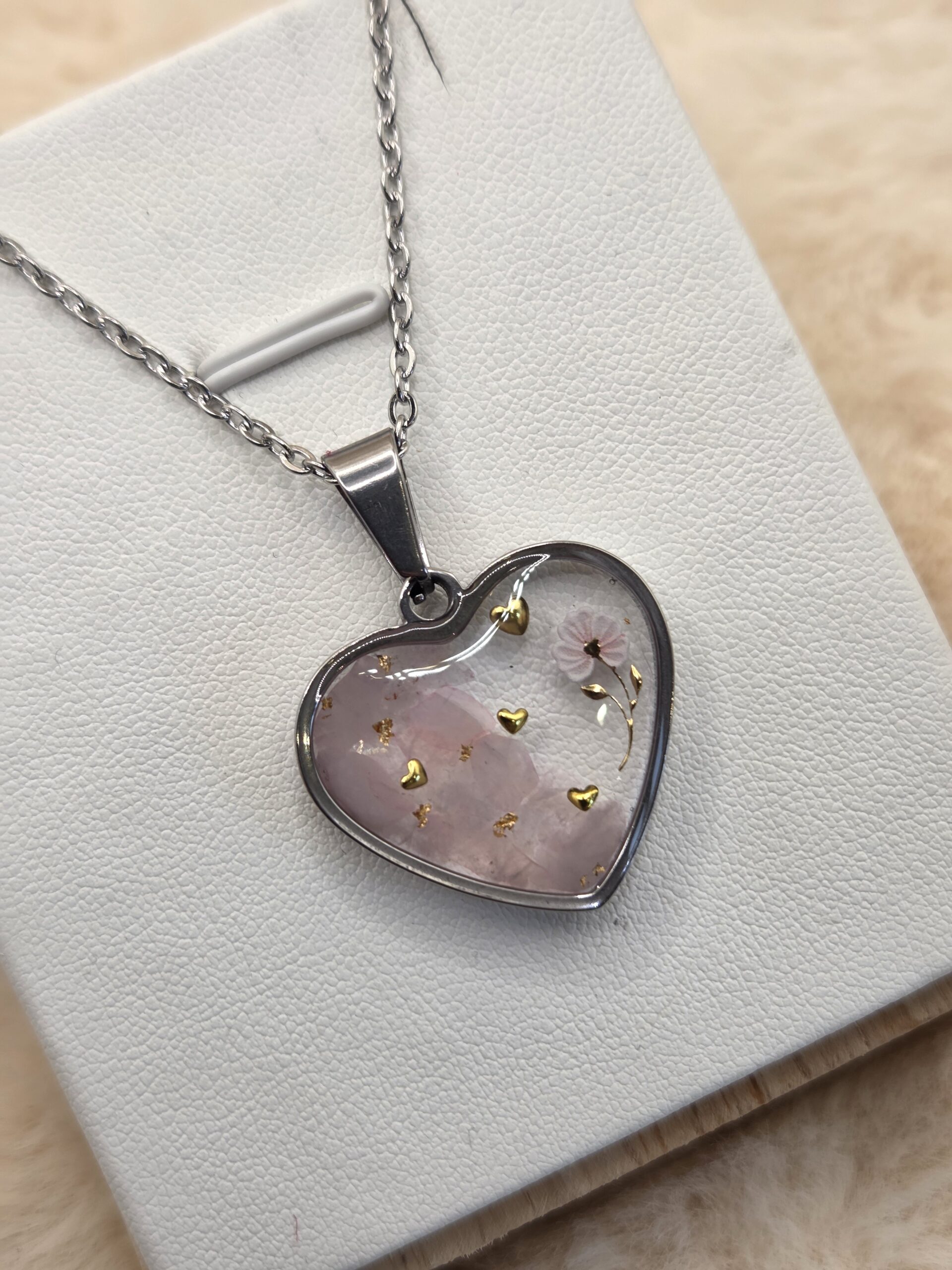 💕✨ Pendentif Cœur – Quartz Rose, Détails Dorés et petite fleur
