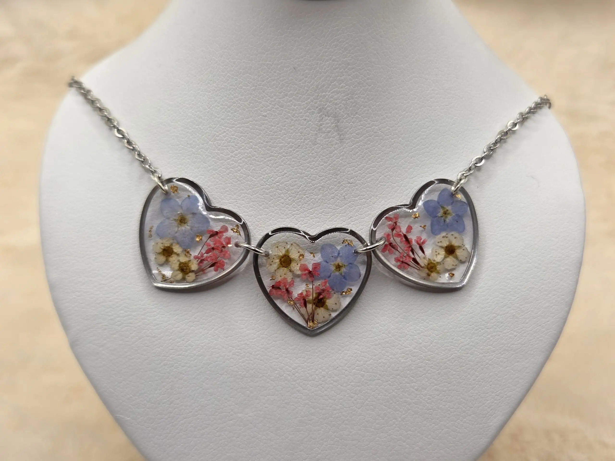 💕🌸 Collier Triple Cœurs – Fleurs Séchées & Éclats Dorés – Image 2