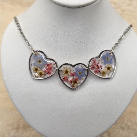 💕🌸 Collier Triple Cœurs – Fleurs Séchées & Éclats Dorés
