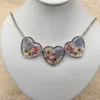 💕🌸 Collier Triple Cœurs – Fleurs Séchées & Éclats Dorés