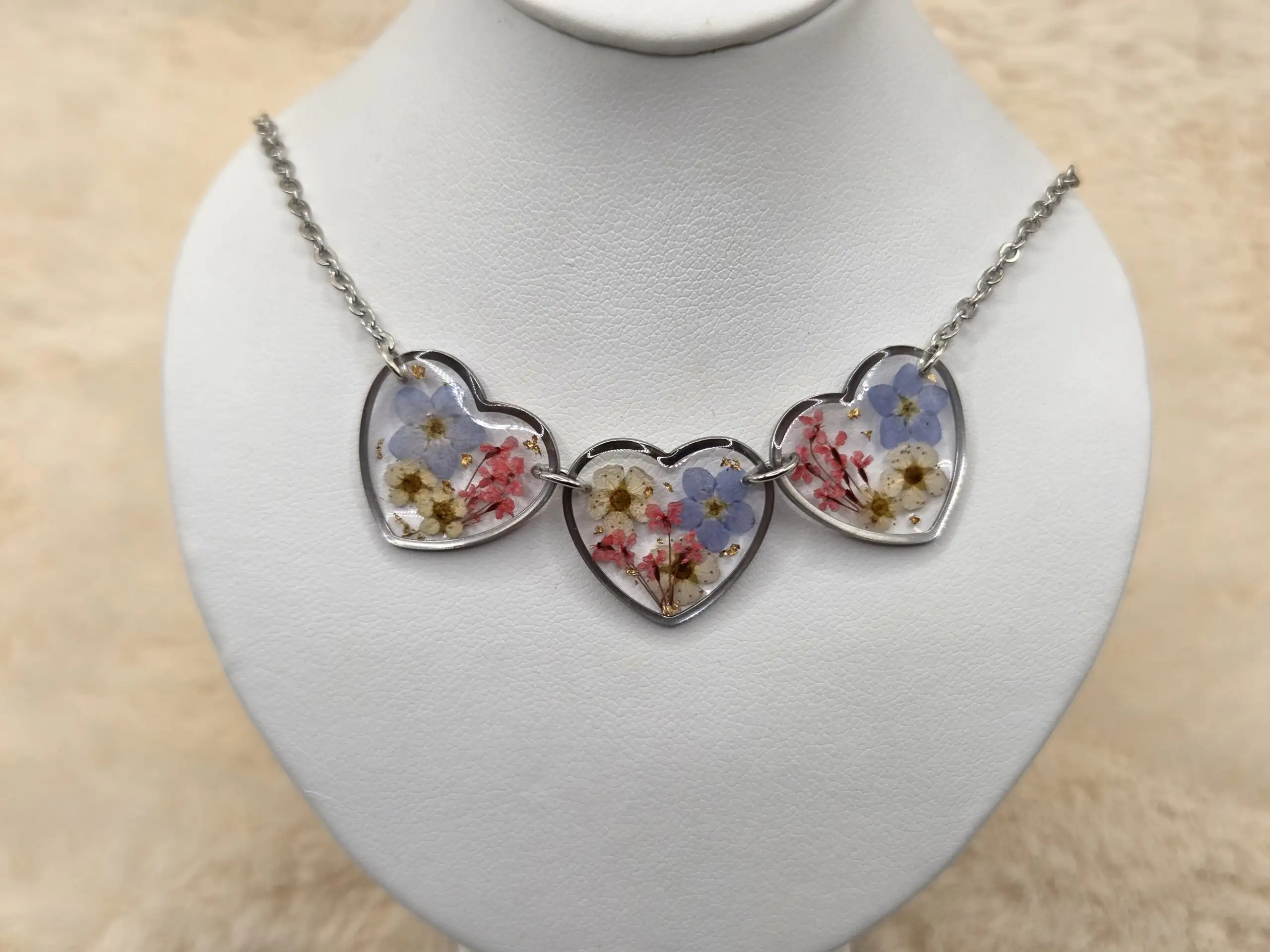 💕🌸 Collier Triple Cœurs – Fleurs Séchées & Éclats Dorés