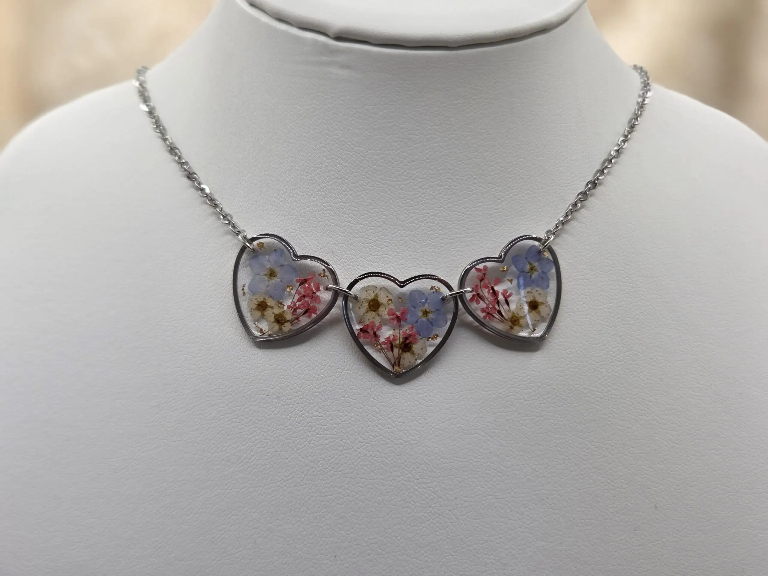 💕🌸 Collier Triple Cœurs – Fleurs Séchées & Éclats Dorés – Image 3