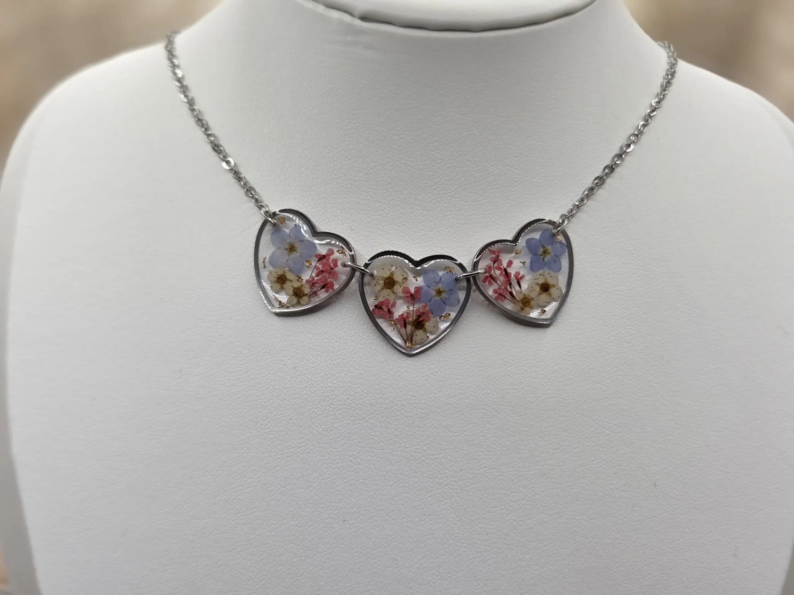 💕🌸 Collier Triple Cœurs – Fleurs Séchées & Éclats Dorés – Image 4