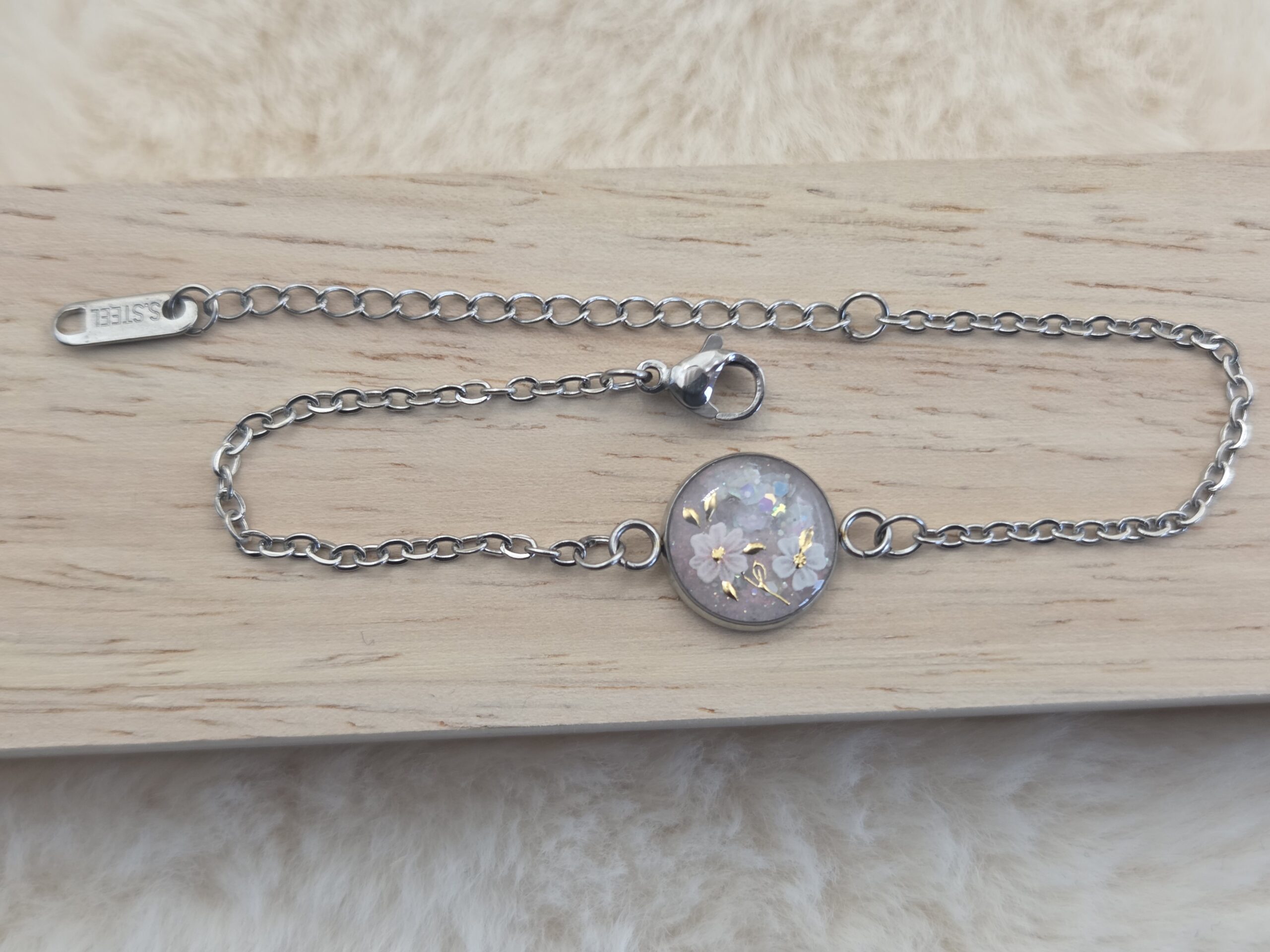 🌸✨ Bracelet chaîne en acier inoxydable – Cabochon floral rose nacré