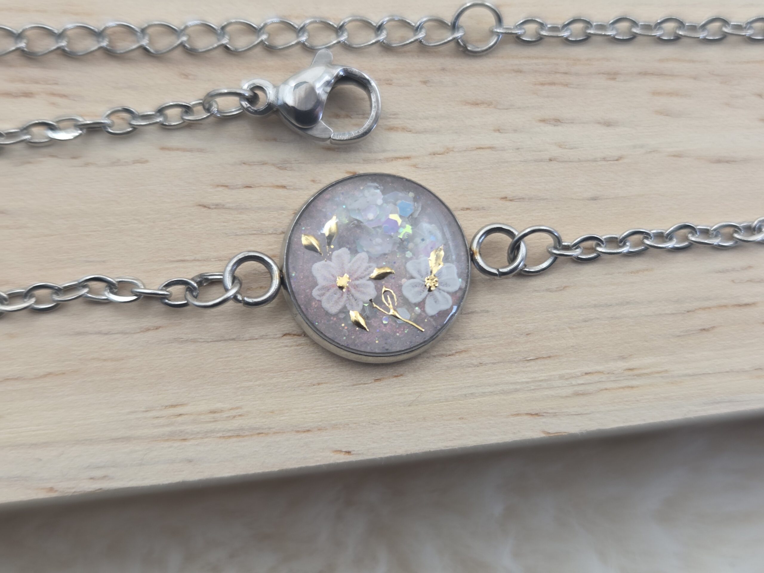 🌸✨ Bracelet chaîne en acier inoxydable – Cabochon floral rose nacré – Image 2