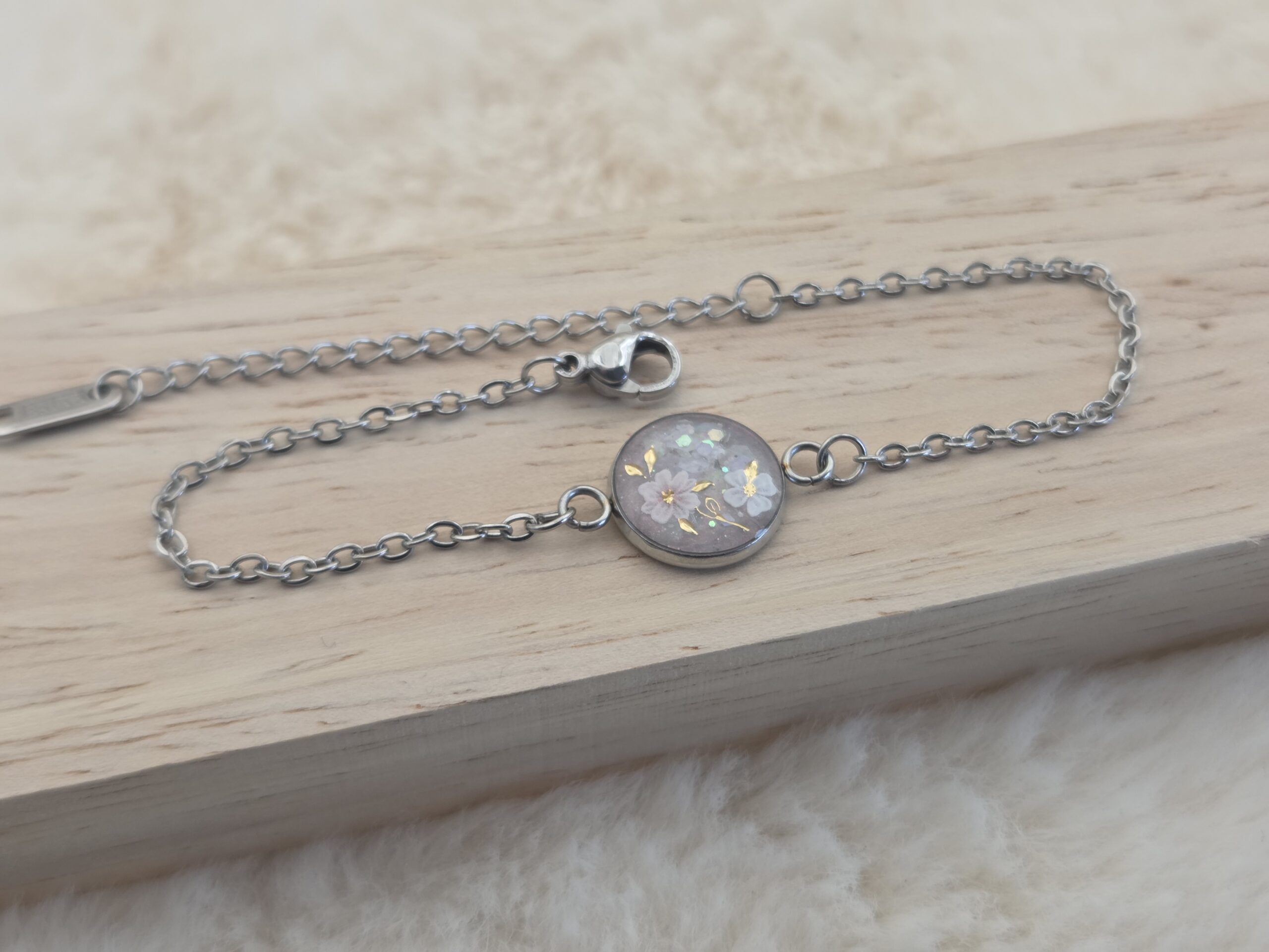 🌸✨ Bracelet chaîne en acier inoxydable – Cabochon floral rose nacré – Image 3