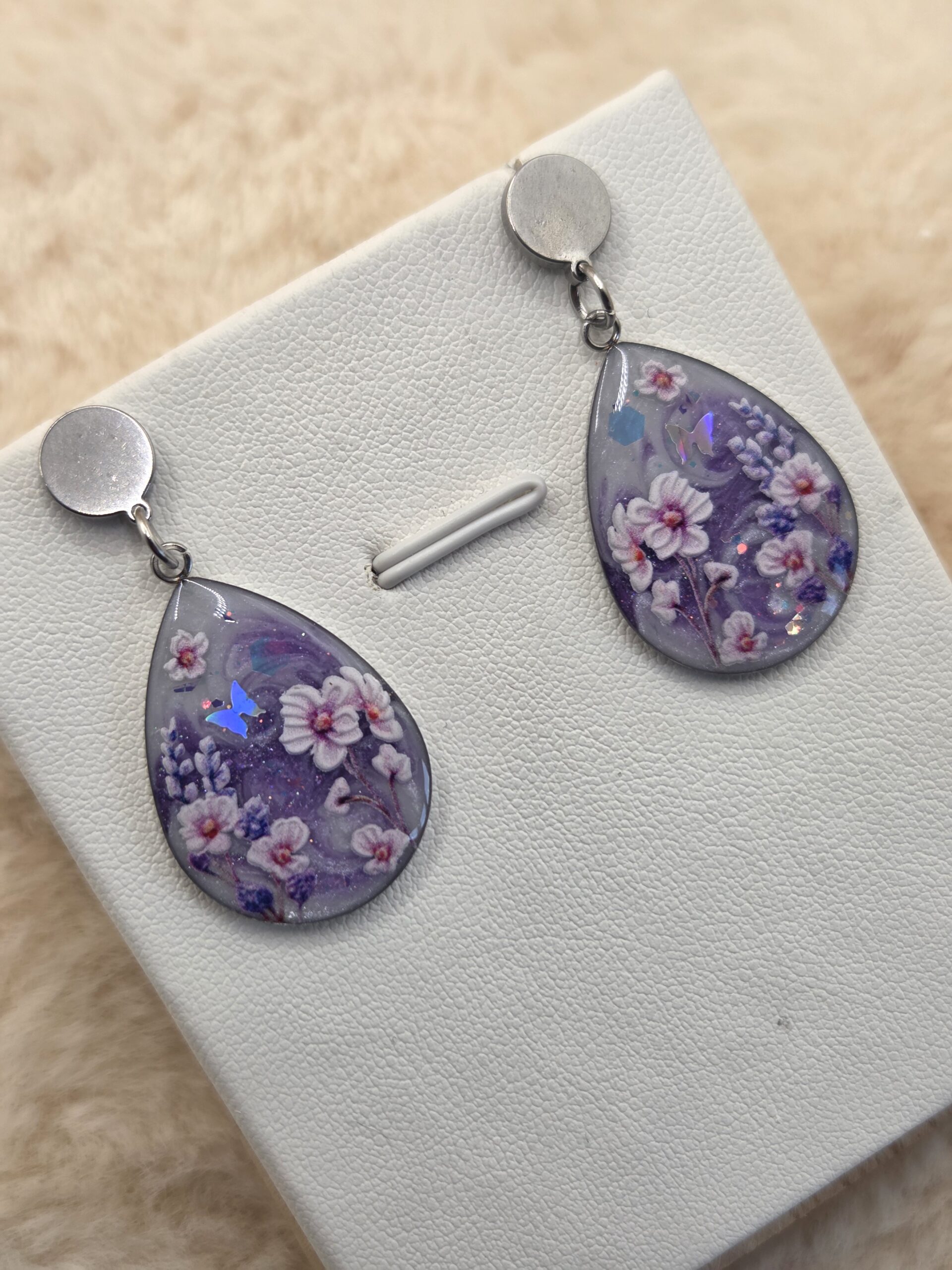 💜🦋 Boucles d’oreilles pendantes – Goutte florale & papillon
