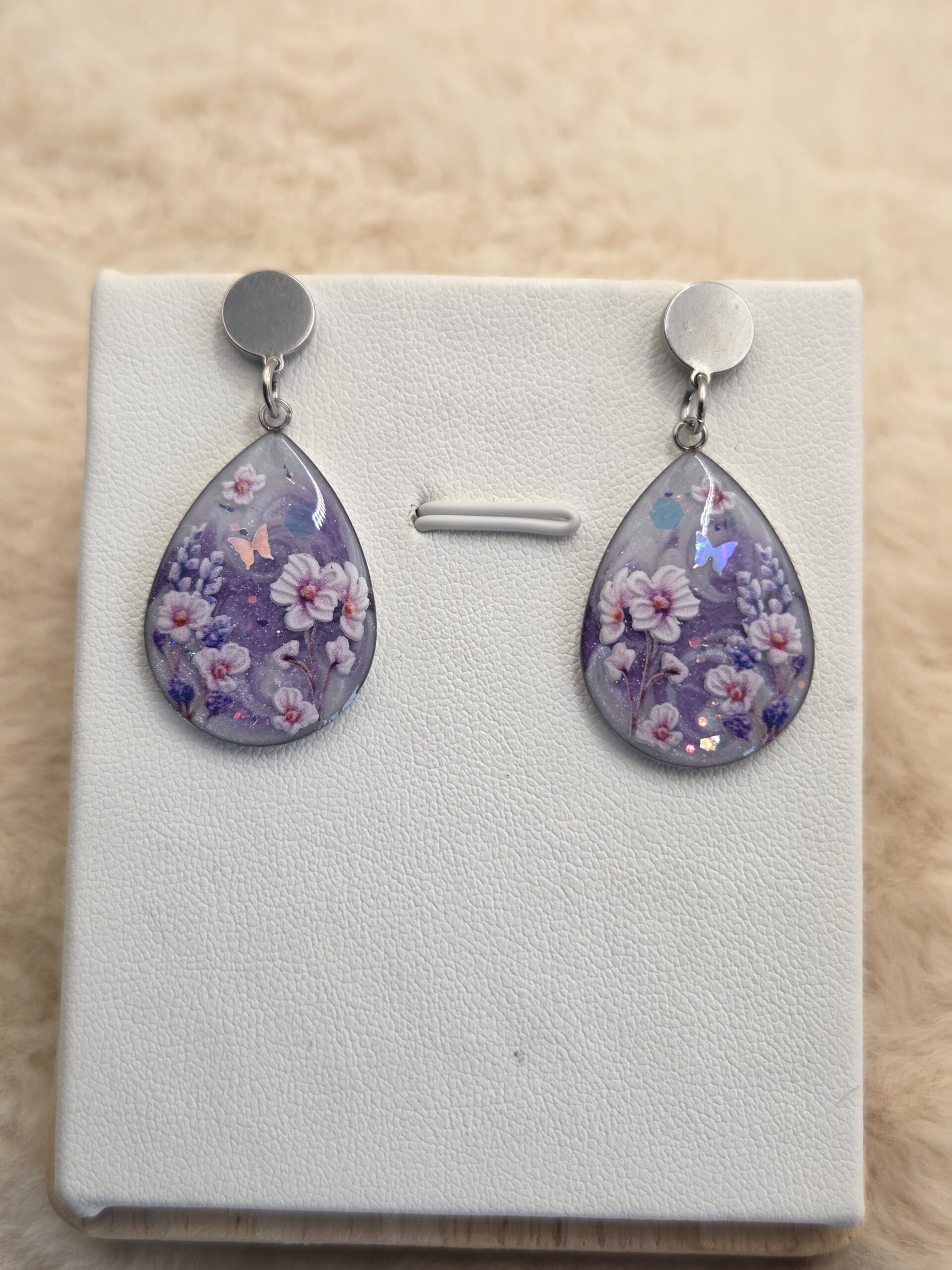 💜🦋 Boucles d’oreilles pendantes – Goutte florale & papillon – Image 3