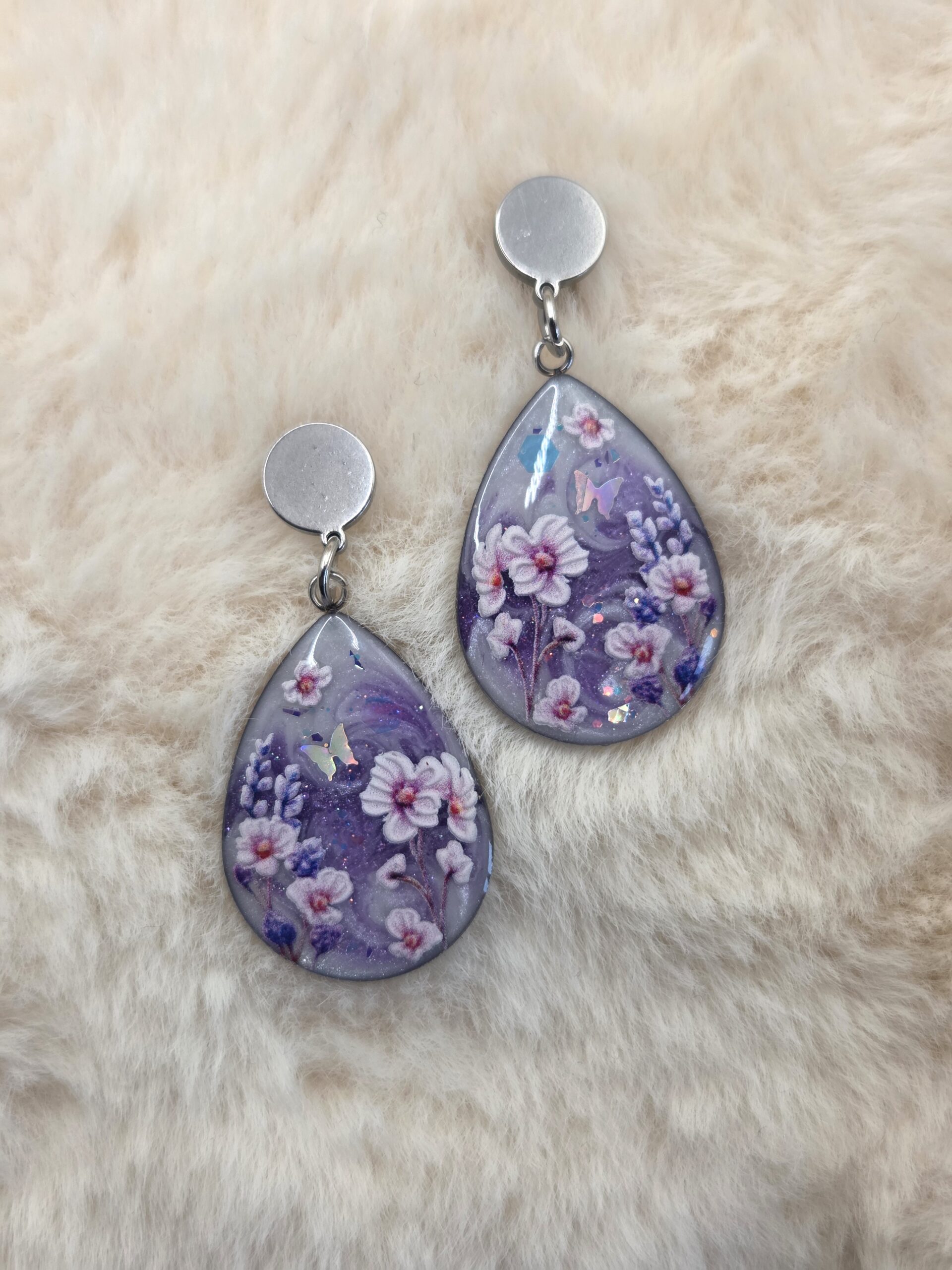 💜🦋 Boucles d’oreilles pendantes – Goutte florale & papillon – Image 2