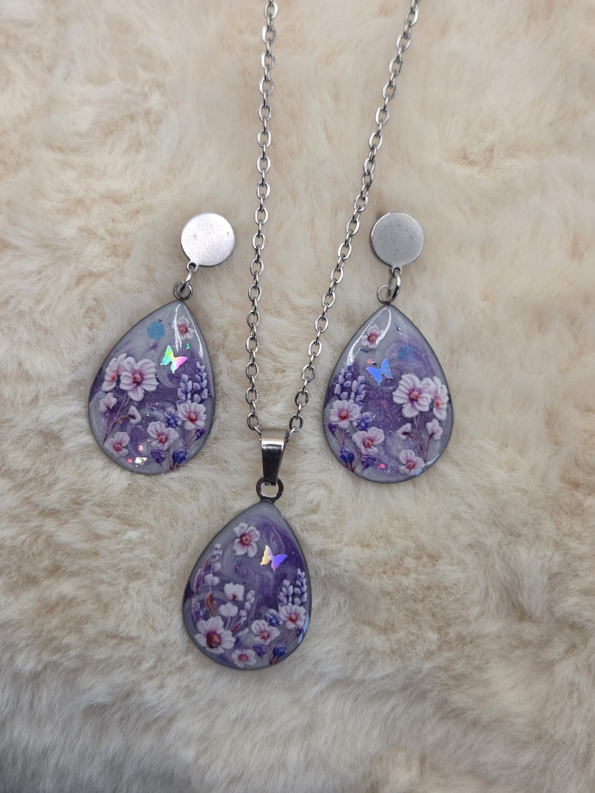 💜🦋 Boucles d’oreilles pendantes – Goutte florale & papillon – Image 4