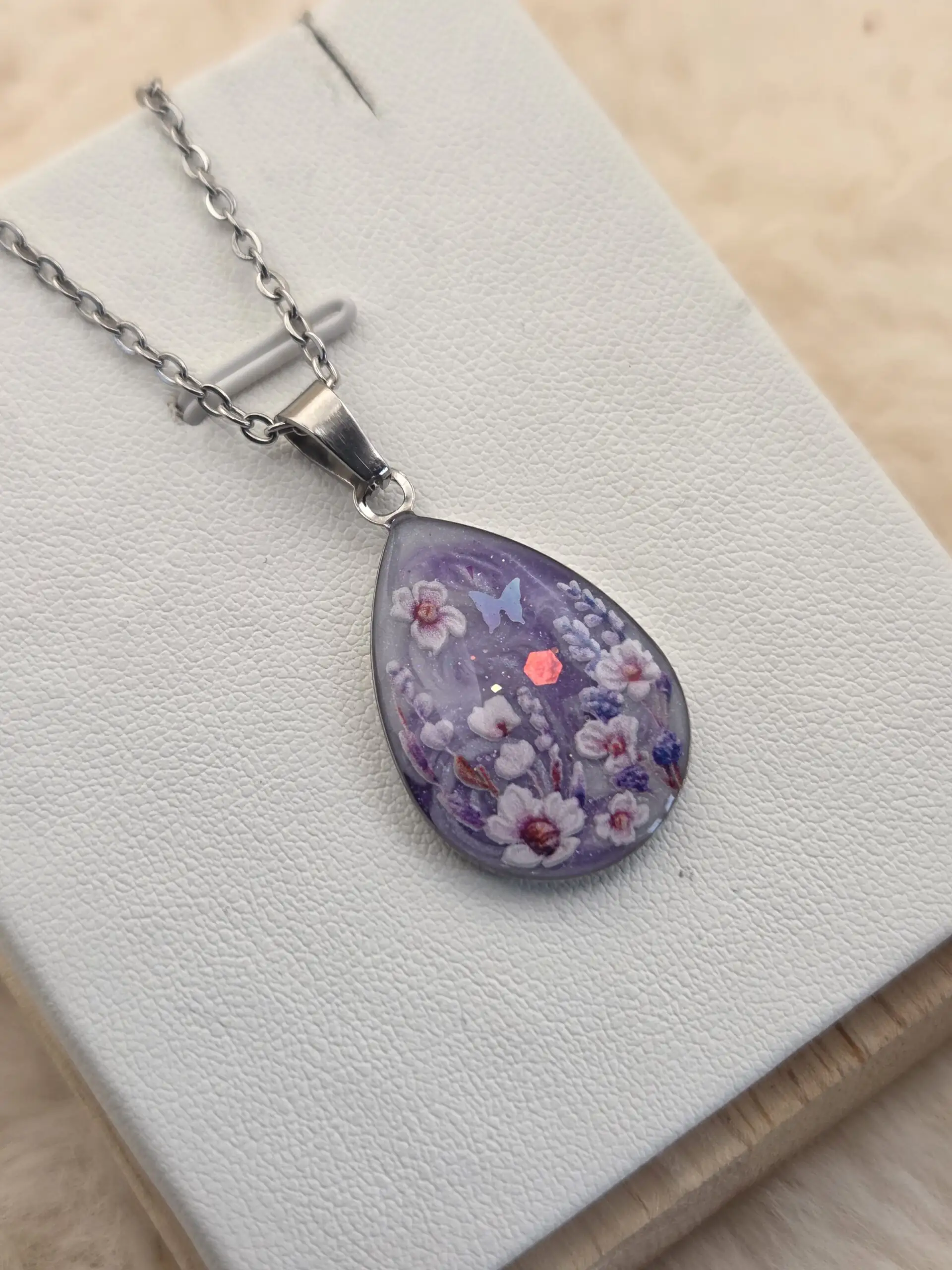 💜🦋 Pendentif – Goutte florale & papillon – Image 3