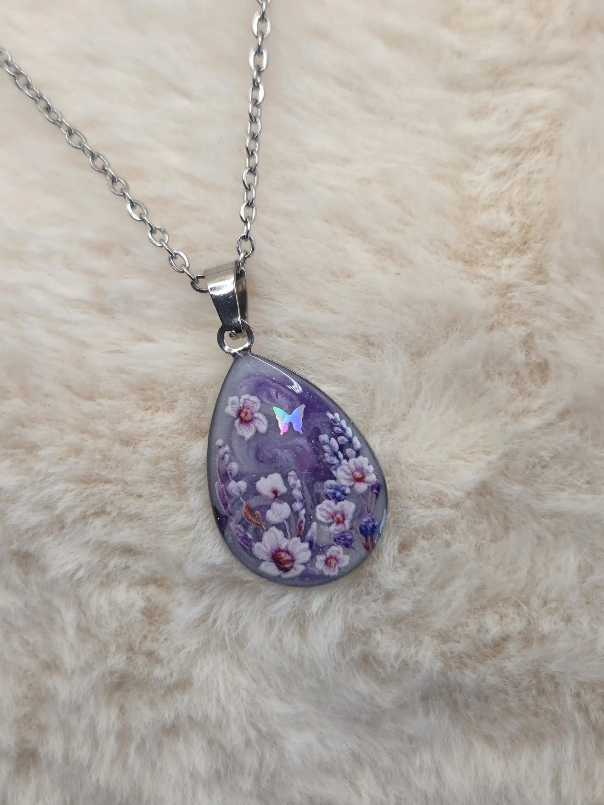 💜🦋 Pendentif – Goutte florale & papillon
