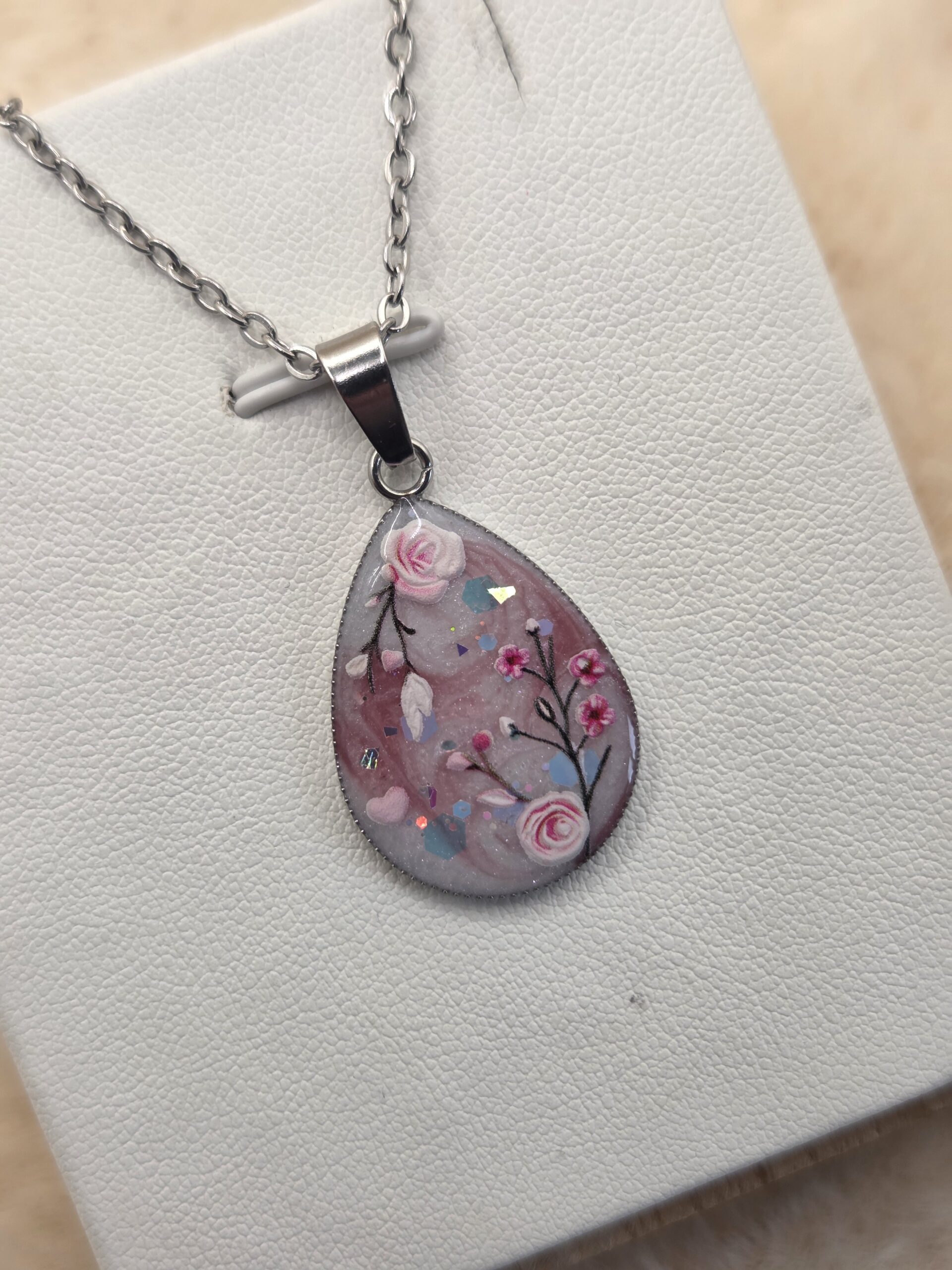 🌸✨ Pendentif cabochon – Goutte florale rose poudré & nacré