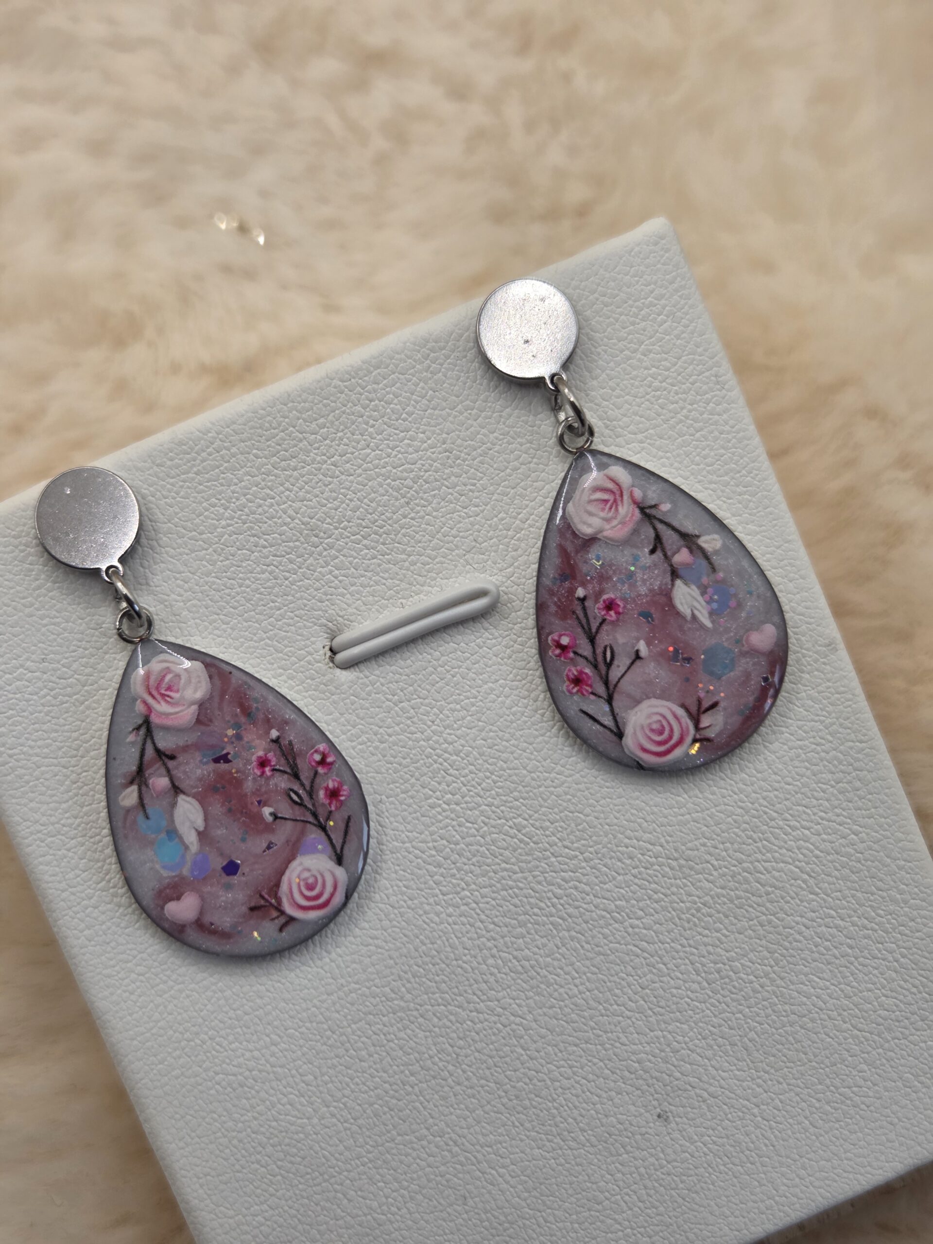 🌸✨ Boucles d’oreilles pendantes – Goutte florale rose poudré & nacré – Image 2