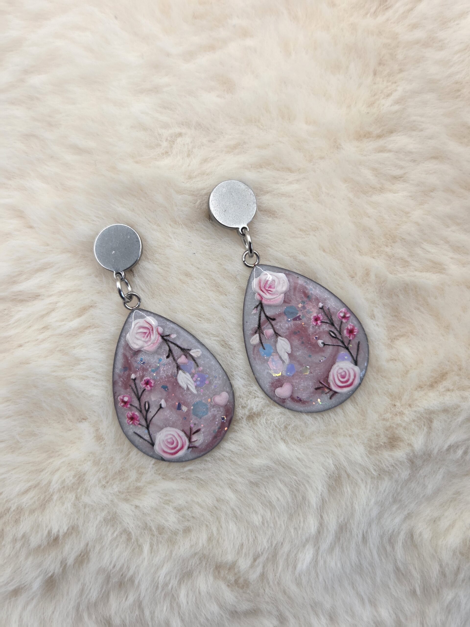 🌸✨ Boucles d’oreilles pendantes – Goutte florale rose poudré & nacré