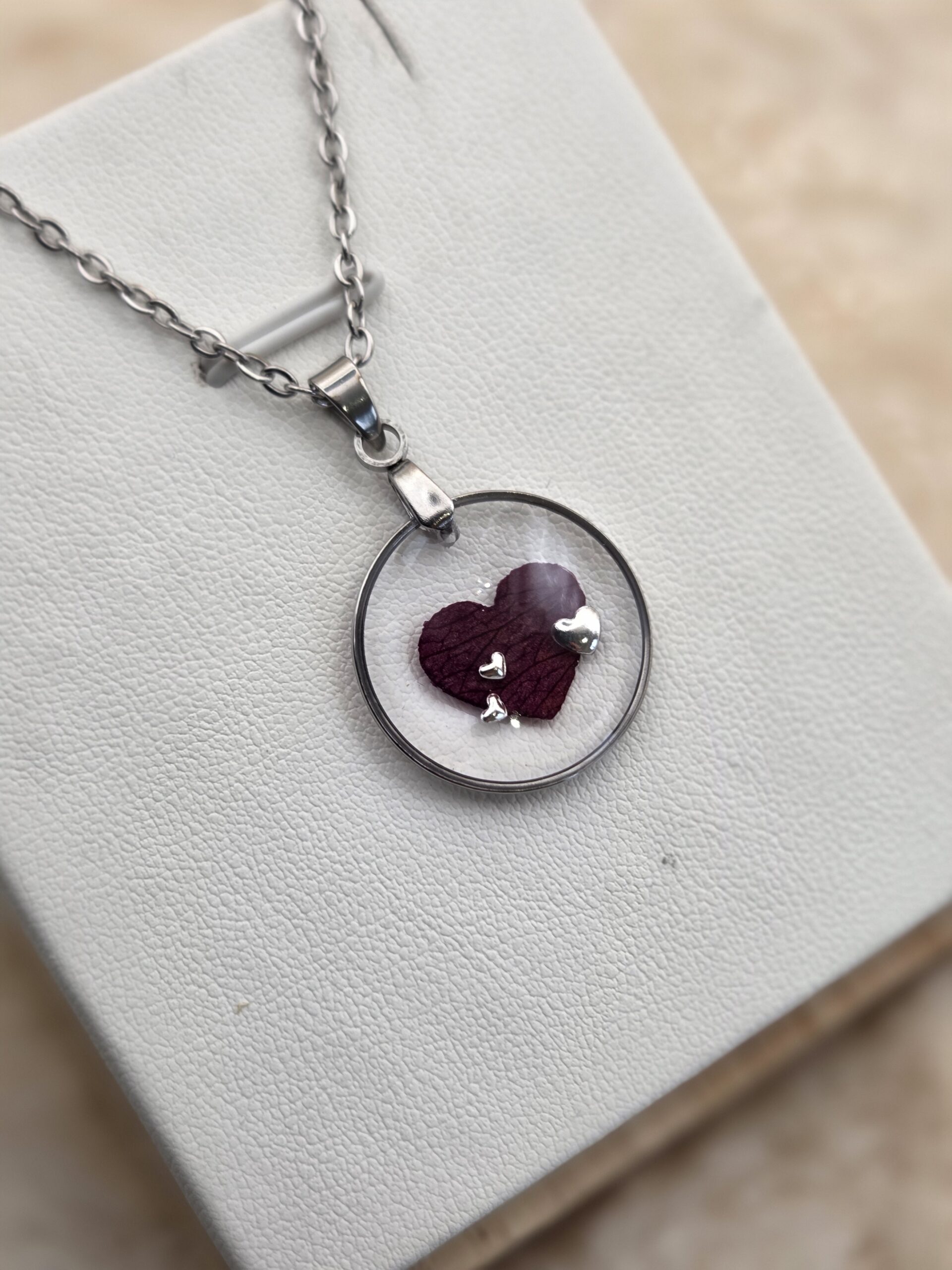 🌹✨ Pendentif rond en acier inoxydable – Cœur de pétale & coeurs argentés