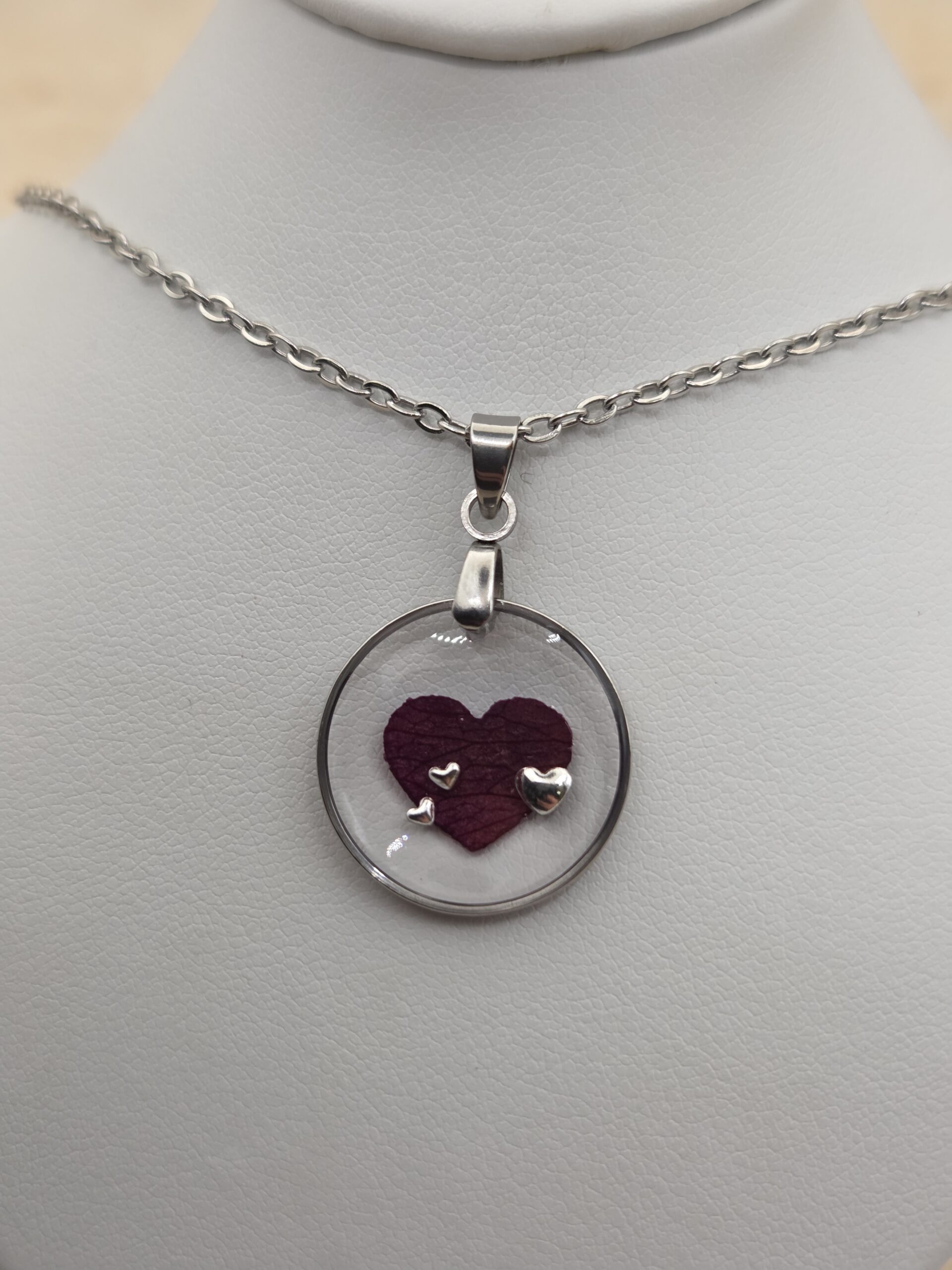 🌹✨ Pendentif rond en acier inoxydable – Cœur de pétale & coeurs argentés – Image 2