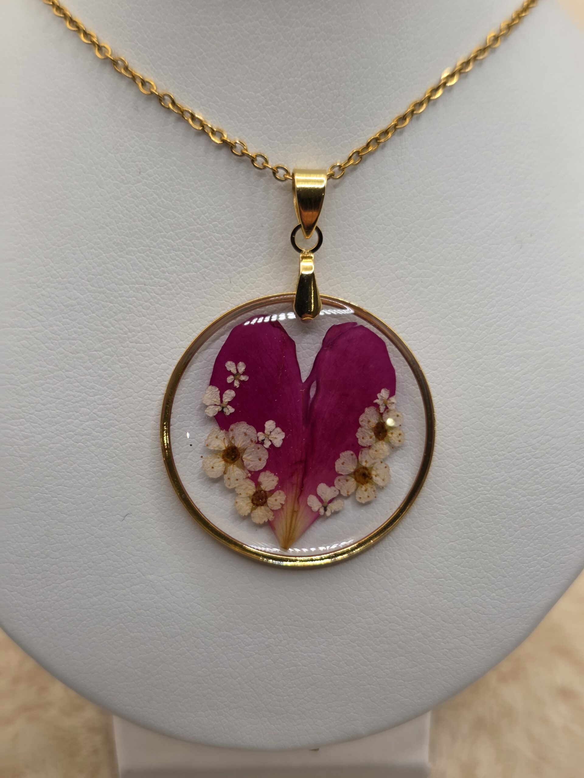 🌸✨ Pendentif rond en acier inoxydable doré – Cœur de pétale naturel & fleurs séchées – Image 3
