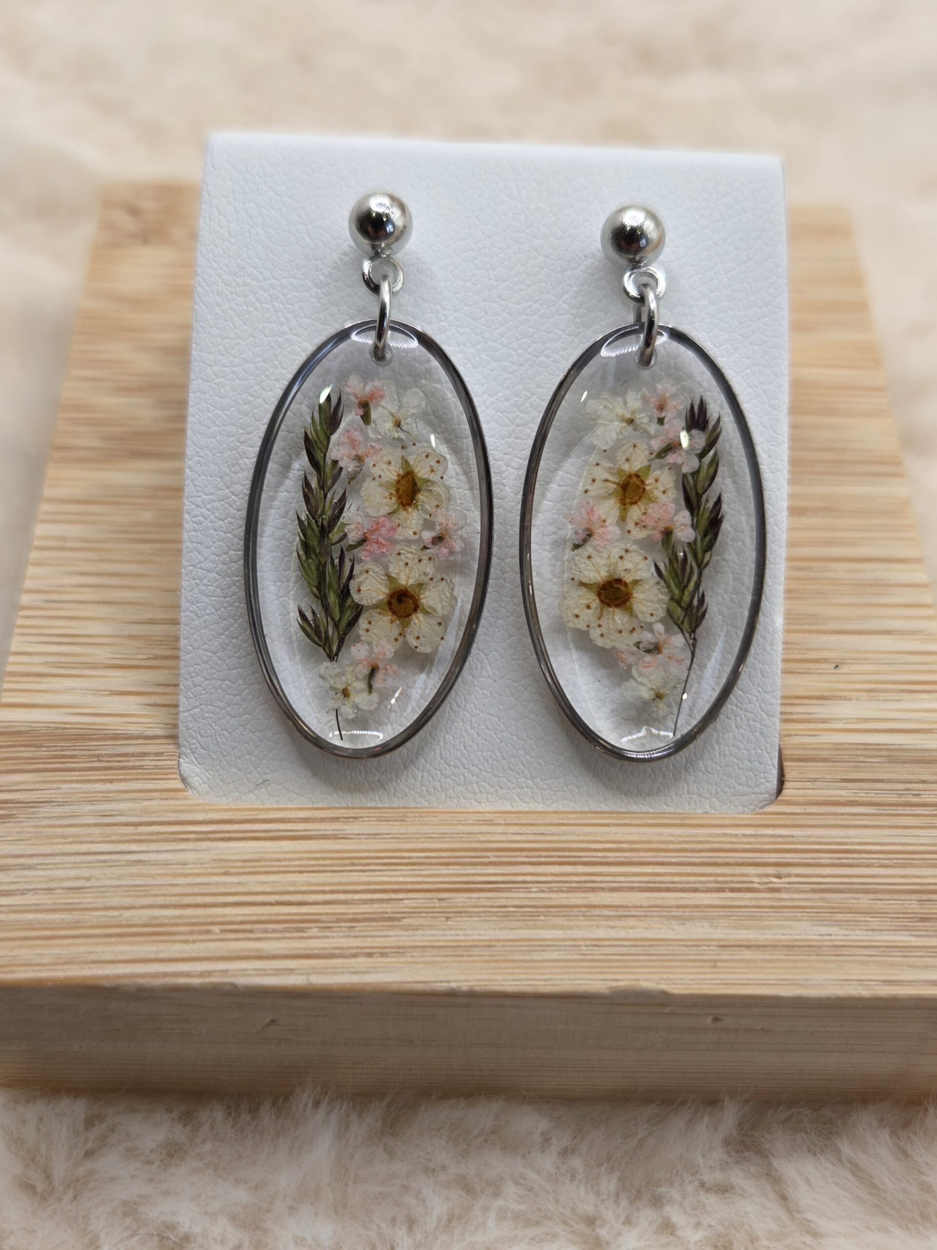 🌸🌿 Boucles d’oreilles pendantes – Fleurs séchées & transparence printanière – Image 2