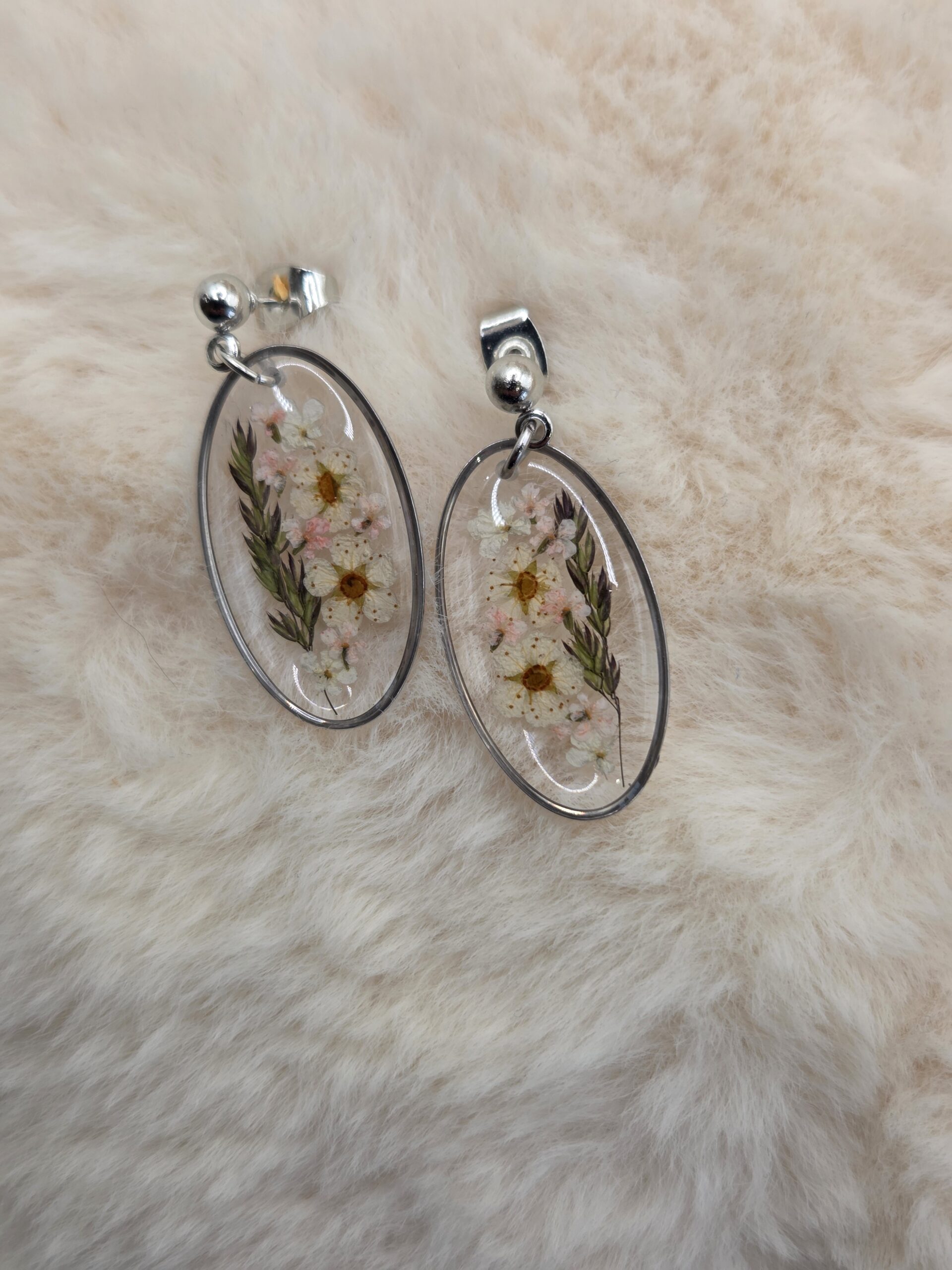 🌸🌿 Boucles d’oreilles pendantes – Fleurs séchées & transparence printanière – Image 3
