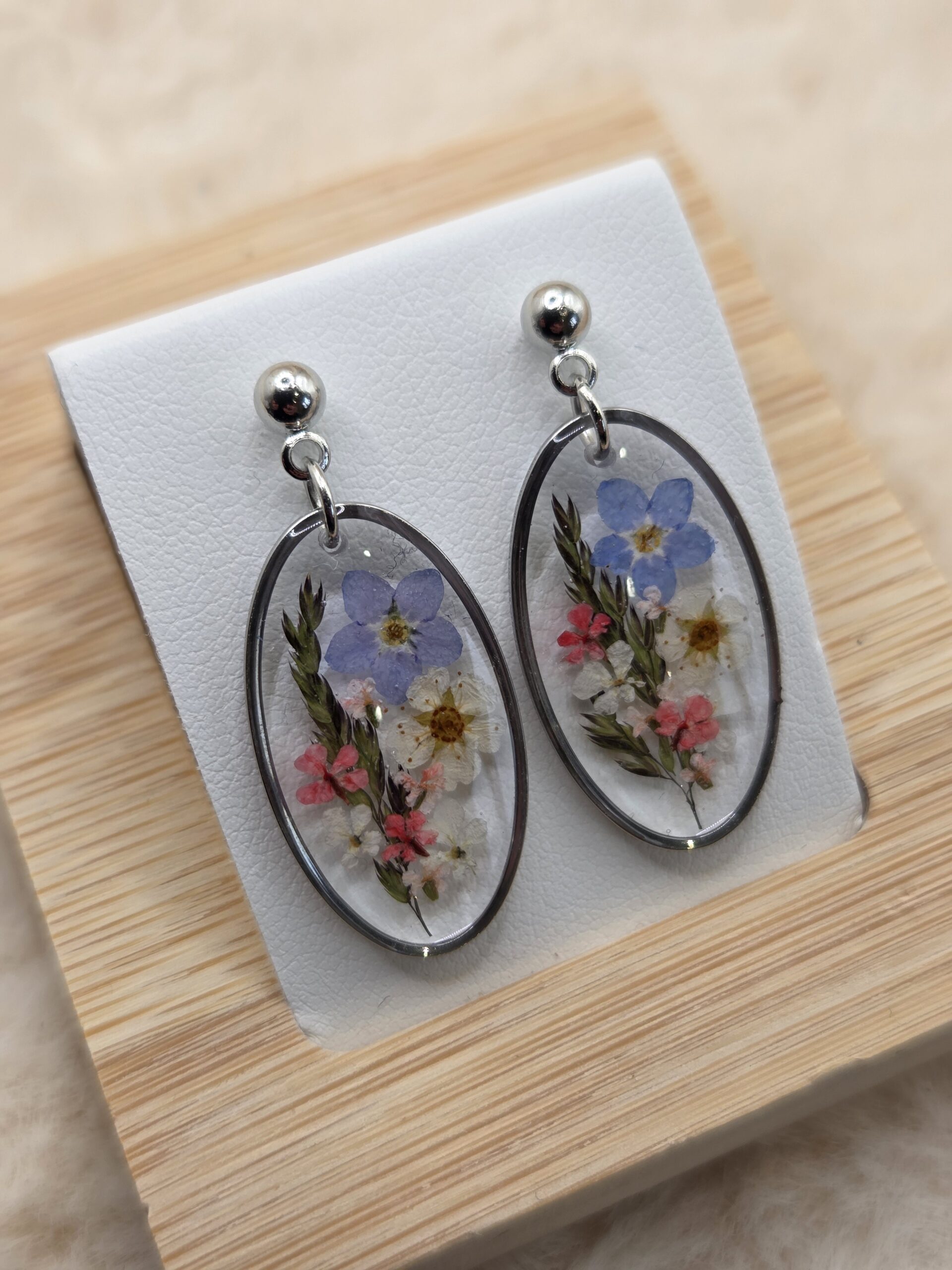 🌿🌸 Boucles d’oreilles ovales pendantes – Fleurs séchées printanières