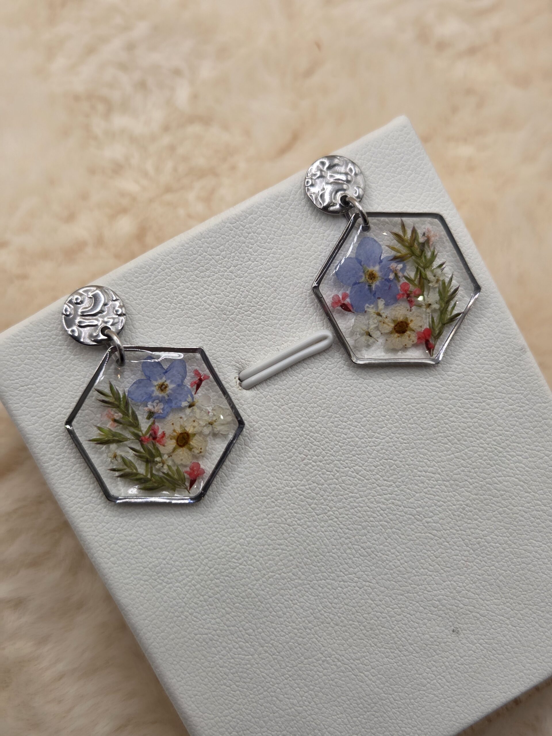🌼🌿 Boucles d’oreilles pendantes – Hexagones fleuris & esprit printanier – Image 2