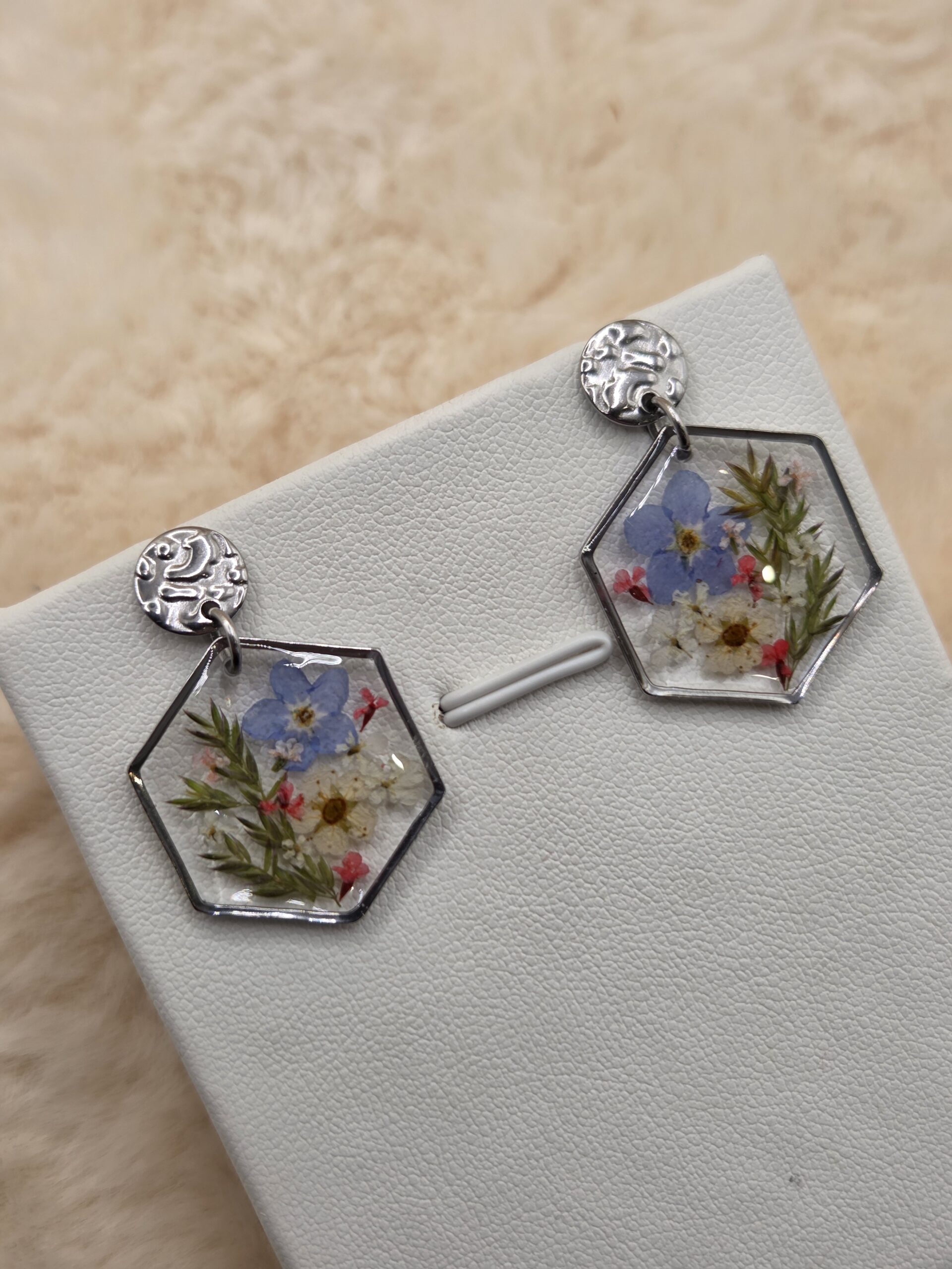 🌼🌿 Boucles d’oreilles pendantes – Hexagones fleuris & esprit printanier