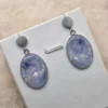 🌷✨ Boucles d’Oreilles Articulées Cabochon Ovale – Bleu Nacré & Fleurs Dorées