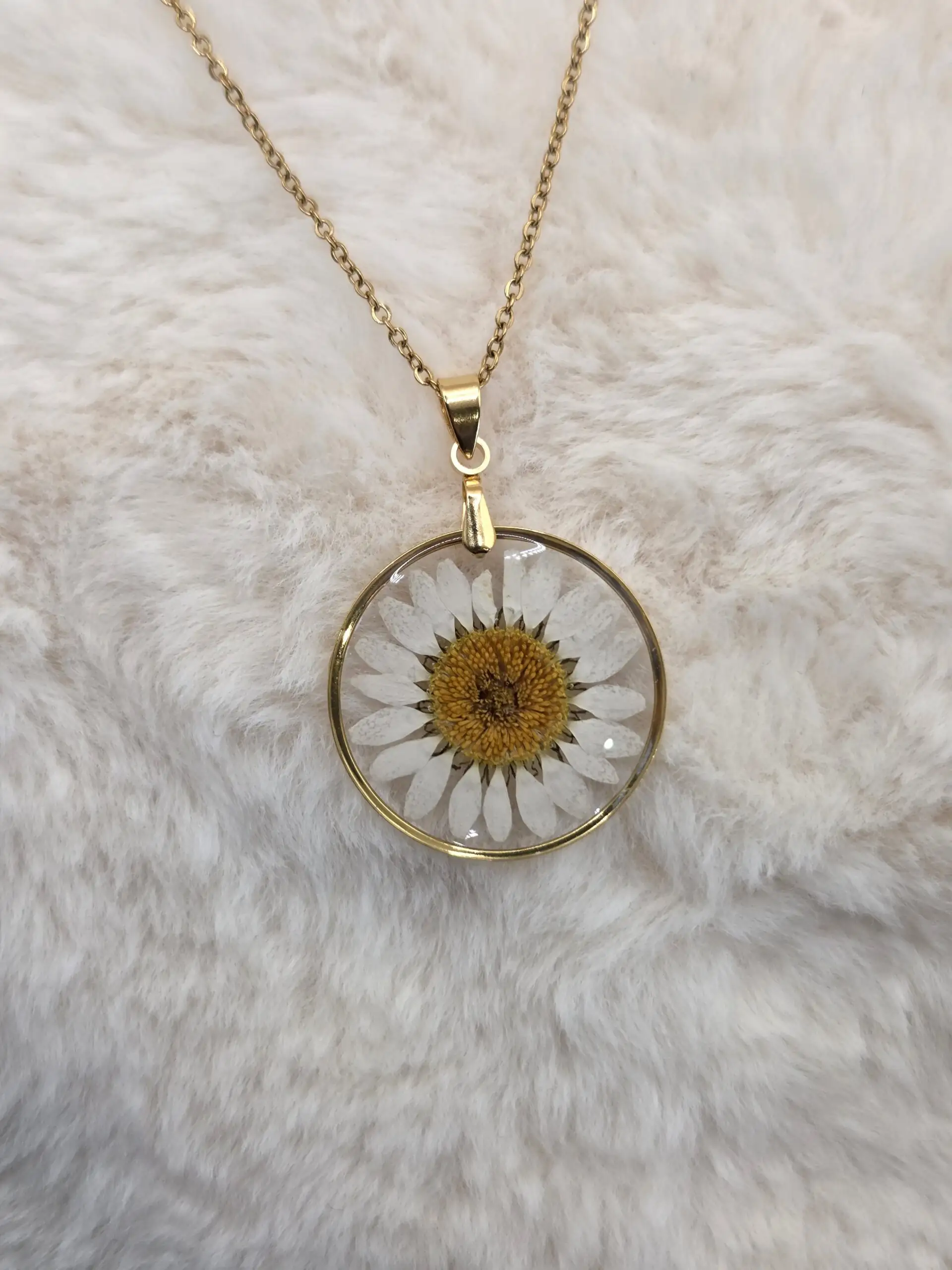 🌼✨ Pendentif marguerite – Acier inoxydable doré – Image 3