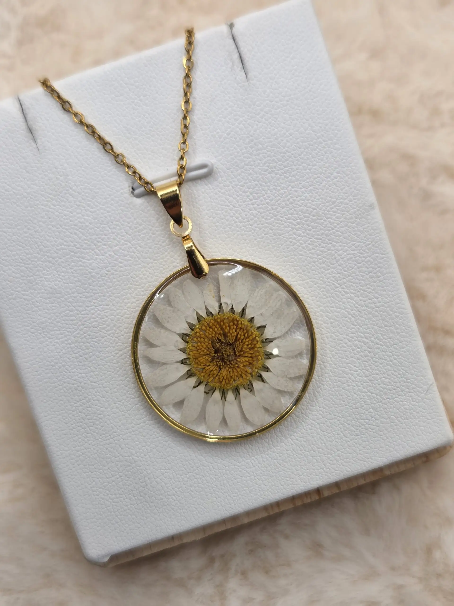 🌼✨ Pendentif marguerite – Acier inoxydable doré