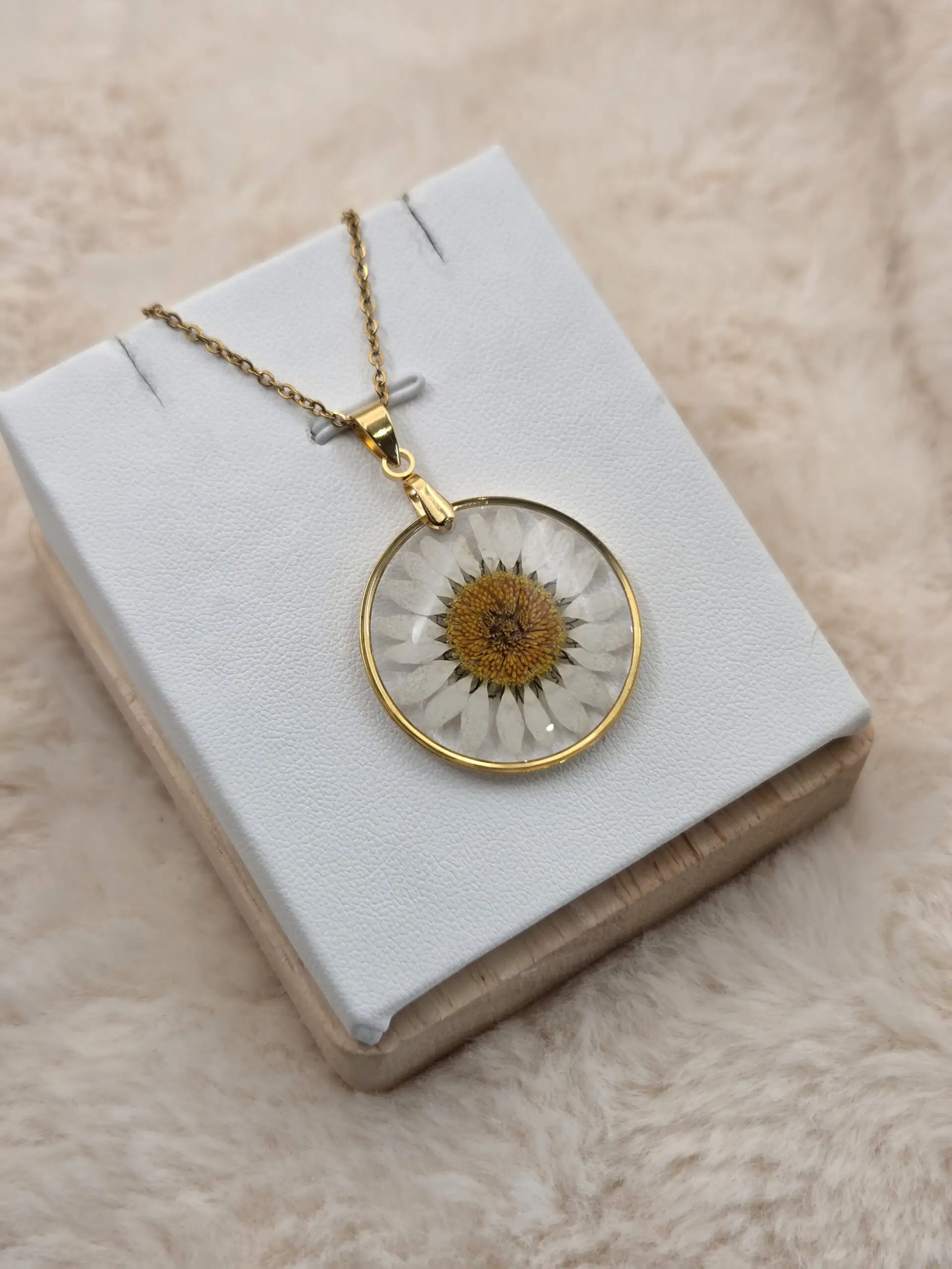 🌼✨ Pendentif marguerite – Acier inoxydable doré – Image 4
