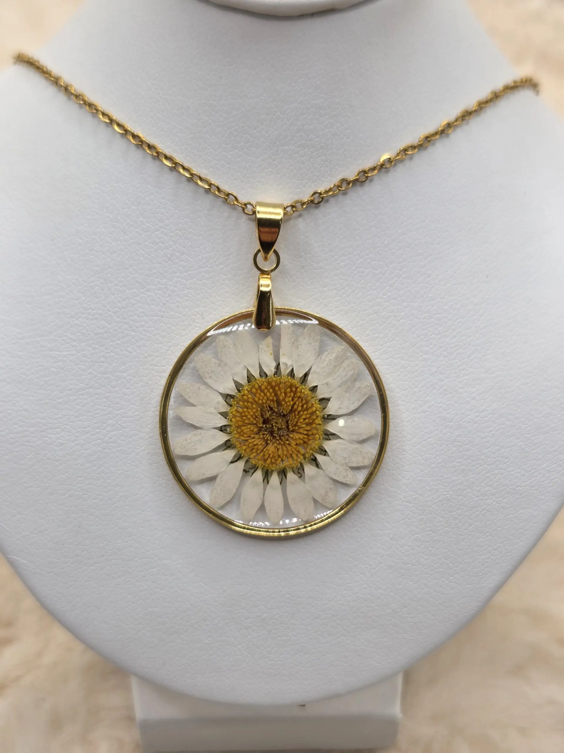 🌼✨ Pendentif marguerite – Acier inoxydable doré – Image 2