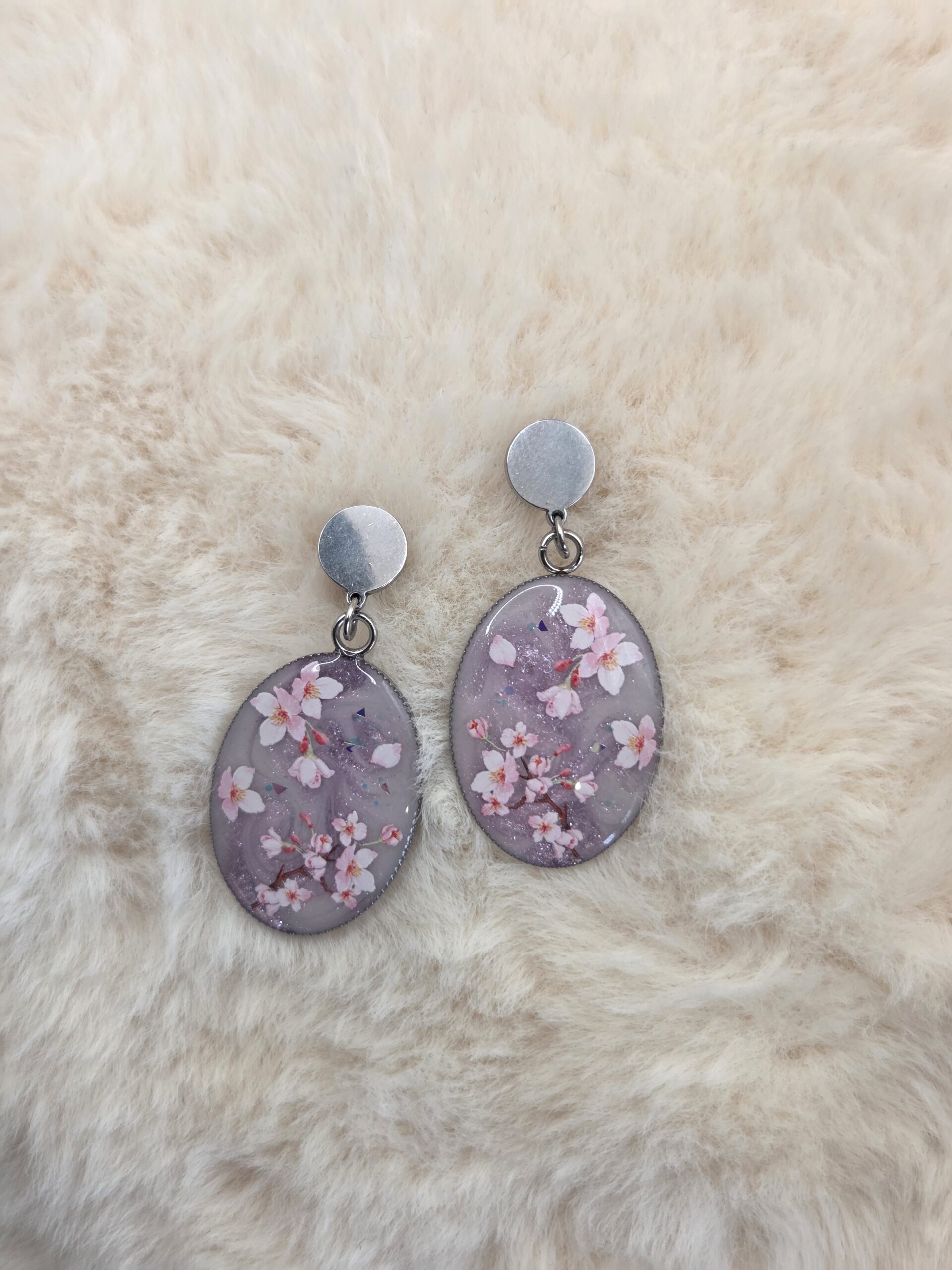 🌸✨ Boucles d’oreilles ovales – Rose pailleté & fleurs délicates – Image 2