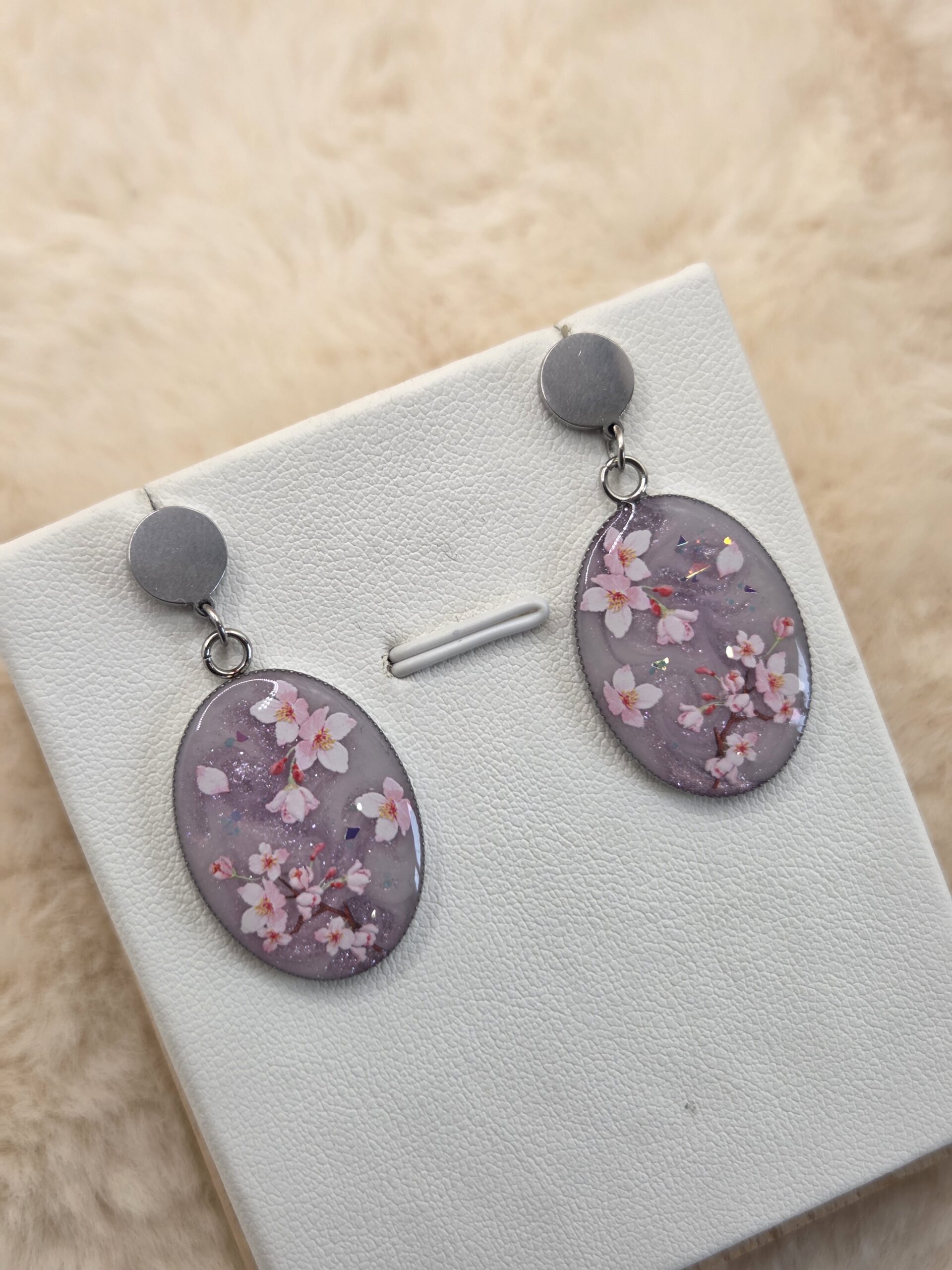 🌸✨ Boucles d’oreilles ovales – Rose pailleté & fleurs délicates – Image 3