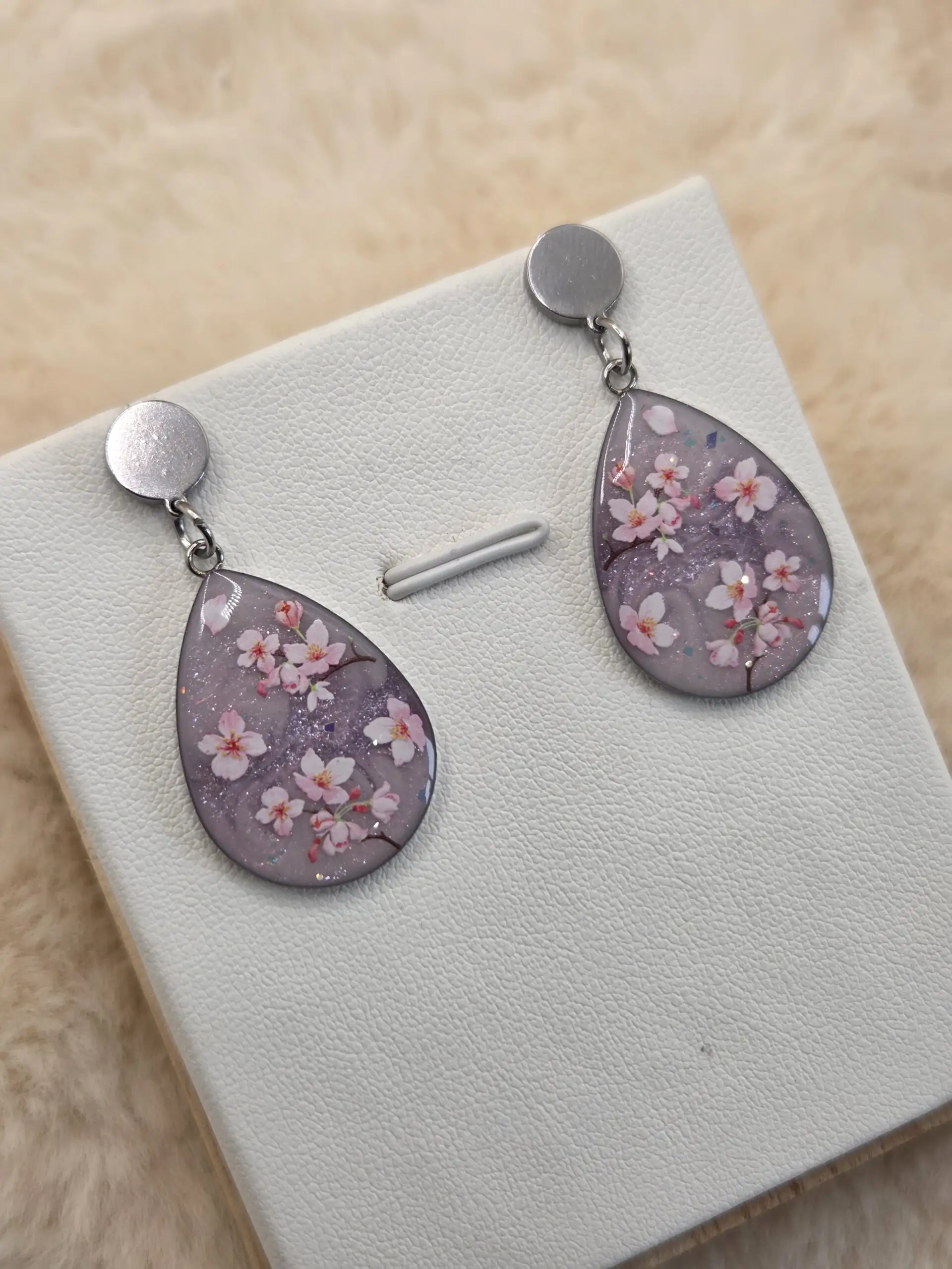 🌸✨ Boucles d’oreilles goutte – Rose pailleté & branches fleuries