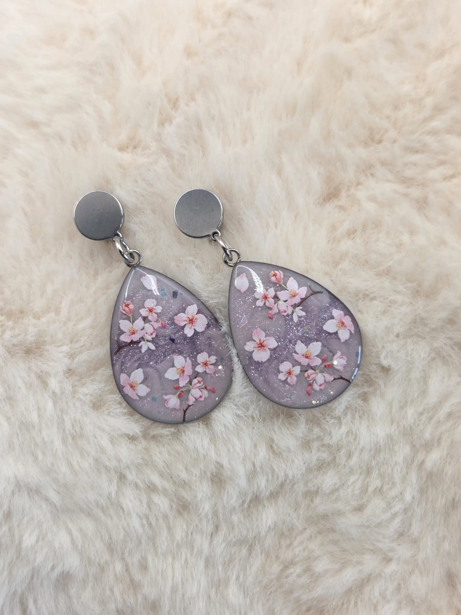 🌸✨ Boucles d’oreilles goutte – Rose pailleté & branches fleuries – Image 2