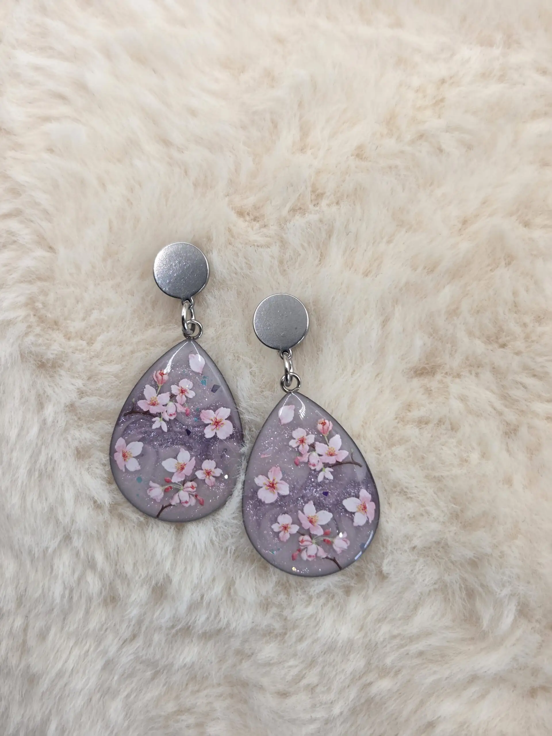 🌸✨ Boucles d’oreilles goutte – Rose pailleté & branches fleuries – Image 3