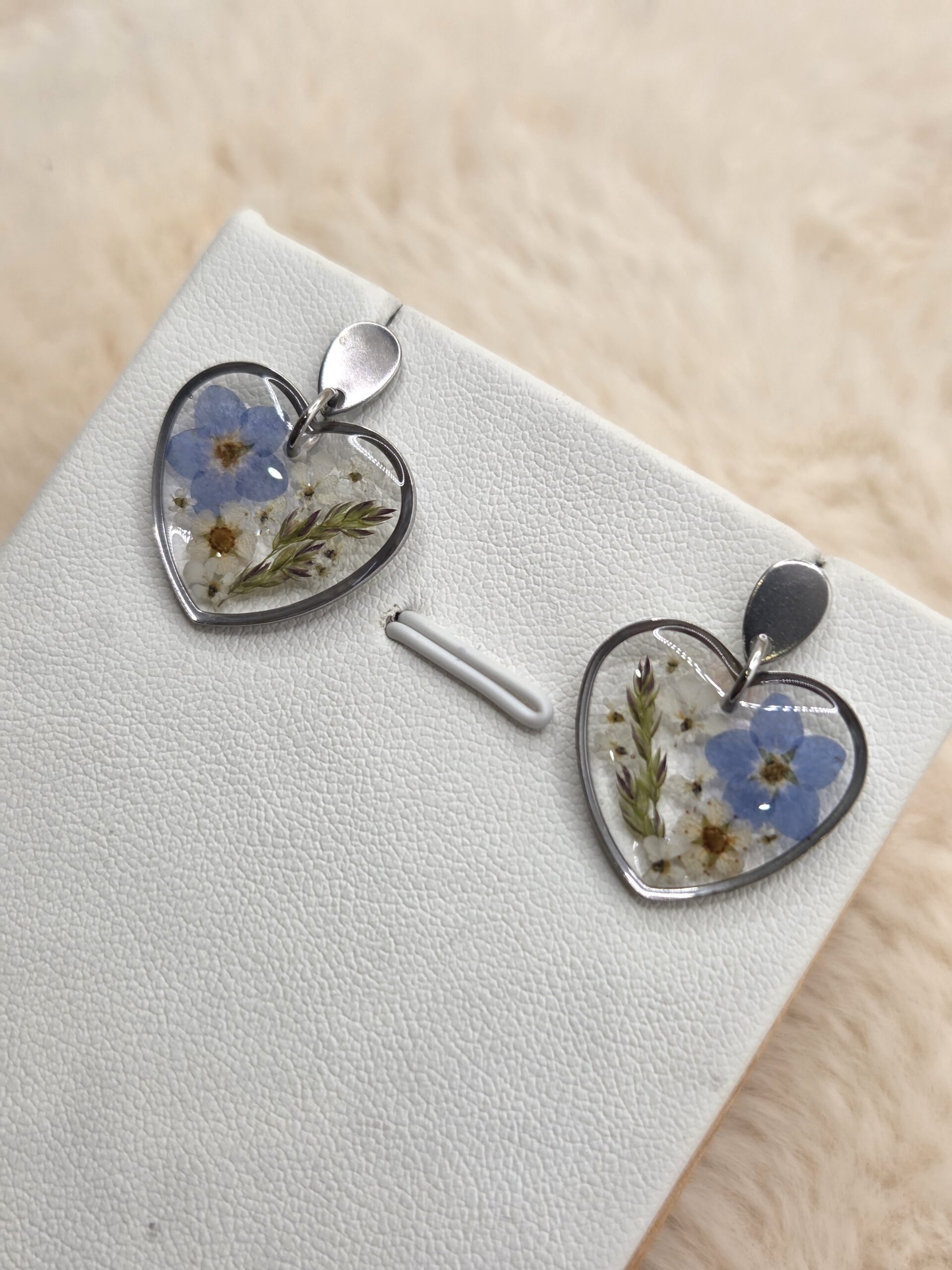 💙✨ Boucles d’oreilles cœur – Fleurs séchées & acier inoxydable – Image 3