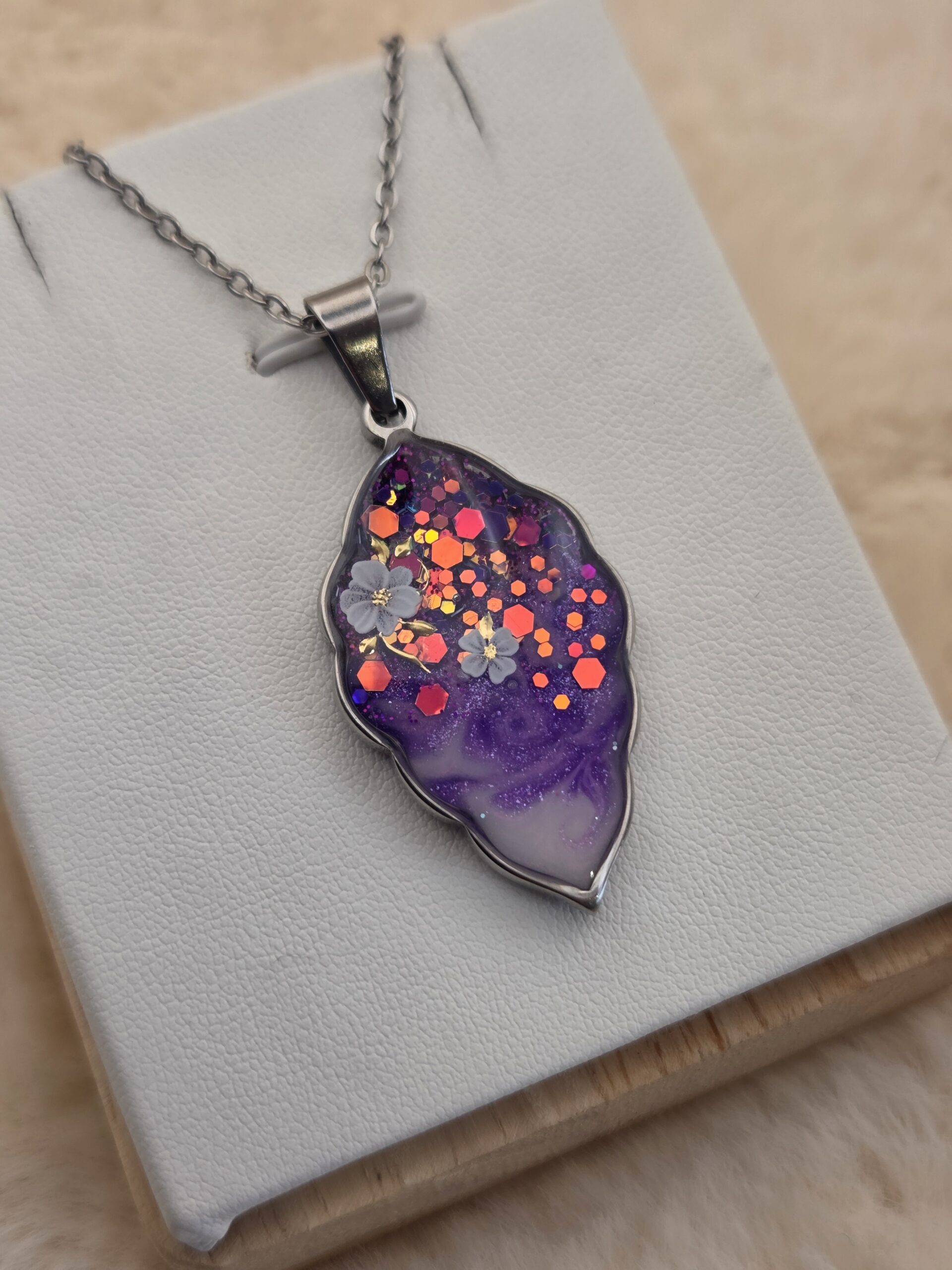 ✨ Pendentif Feuille Enchantée – Violet Pailleté & Fleurs Délicates ✨ – Image 3