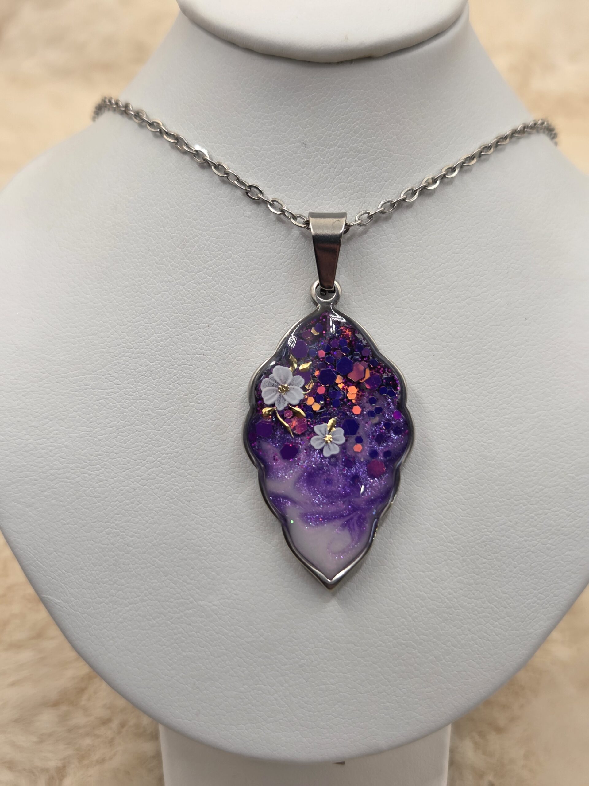 ✨ Pendentif Feuille Enchantée – Violet Pailleté & Fleurs Délicates ✨ – Image 2
