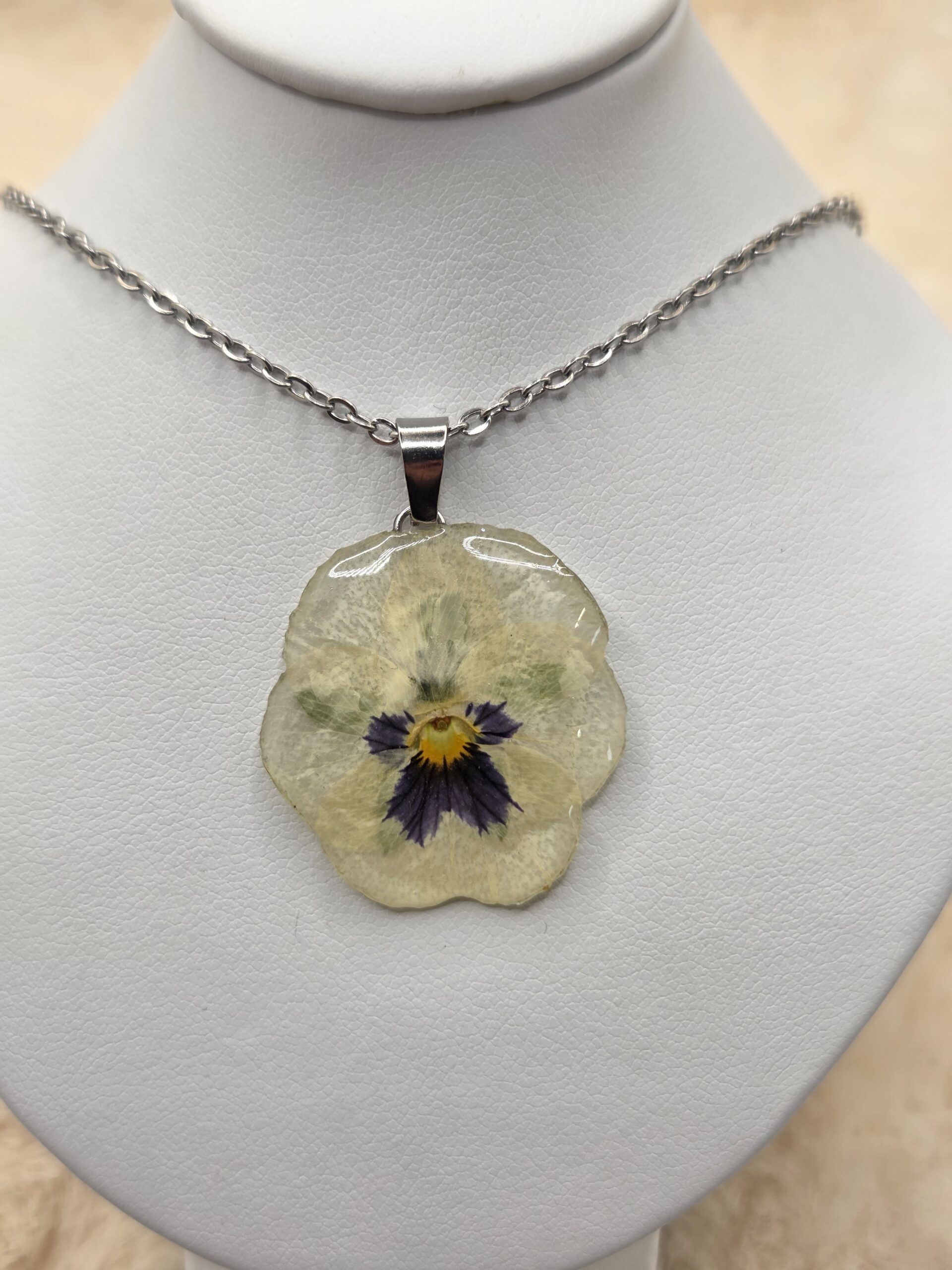 🌸 Pendentif Fleur de Pensée Séchée – Élégance Naturelle & Charme Authentique 🌸 – Image 2