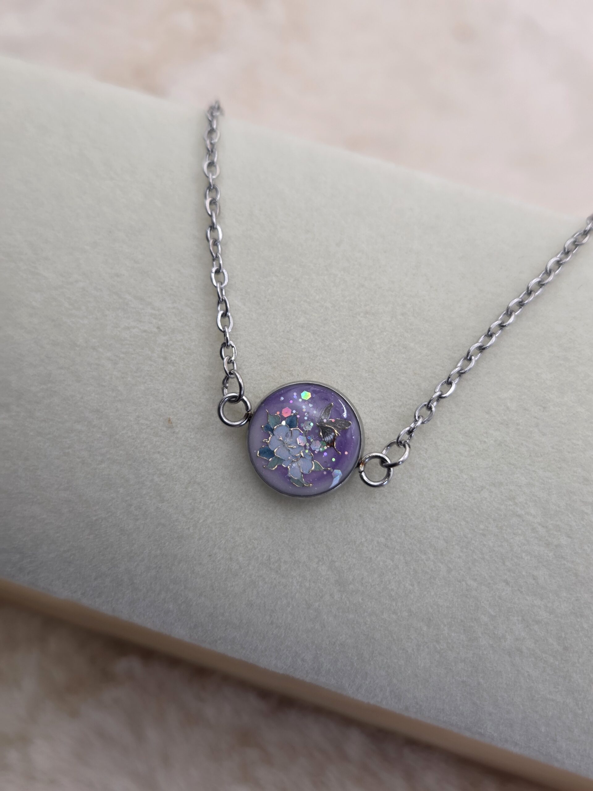 🦋 Bracelet chaîne en acier inoxydable – Cabochon Violet Marbré & Papillon Féérique 🦋 – Image 2