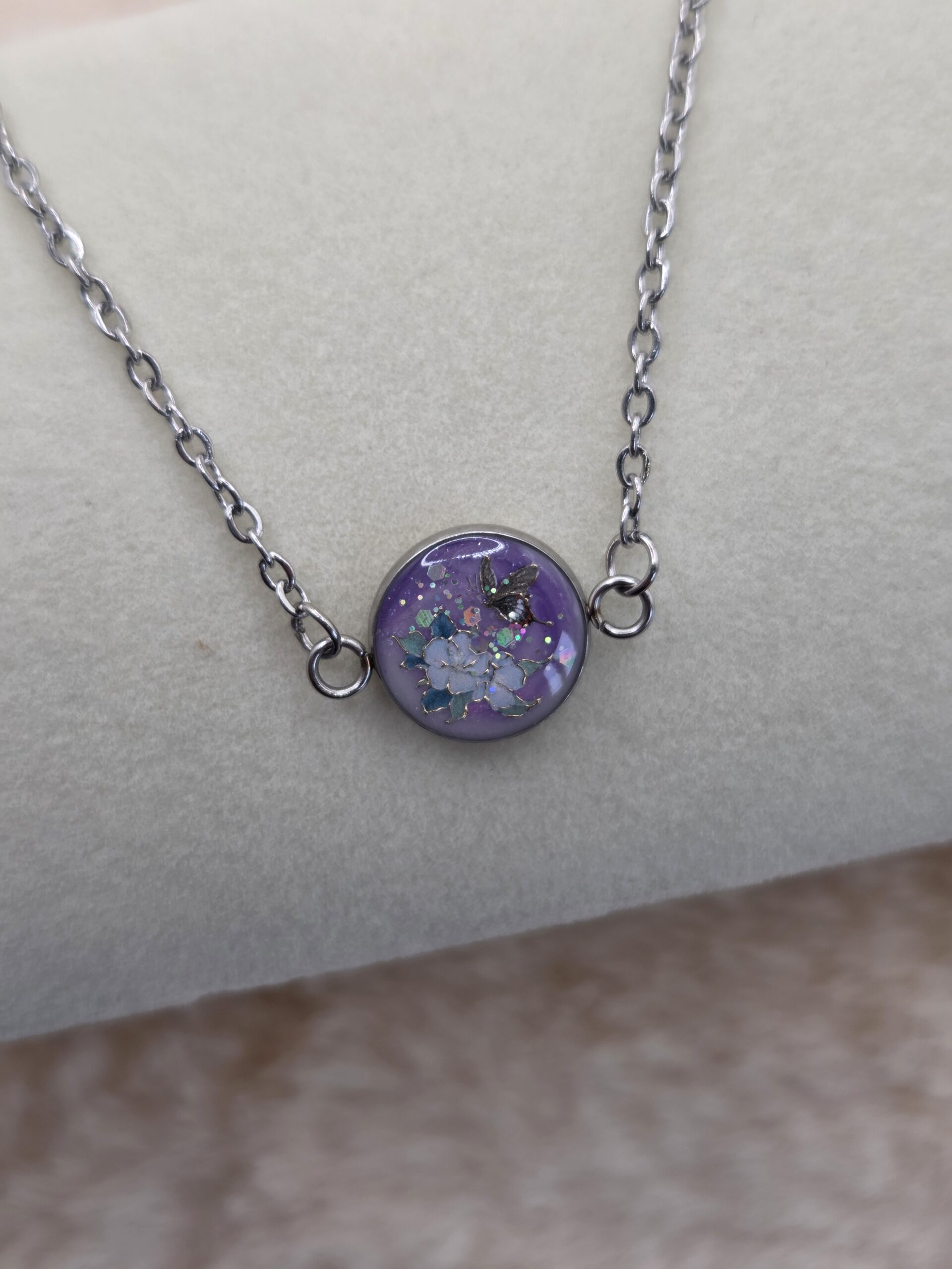 🦋 Bracelet chaîne en acier inoxydable – Cabochon Violet Marbré & Papillon Féérique 🦋