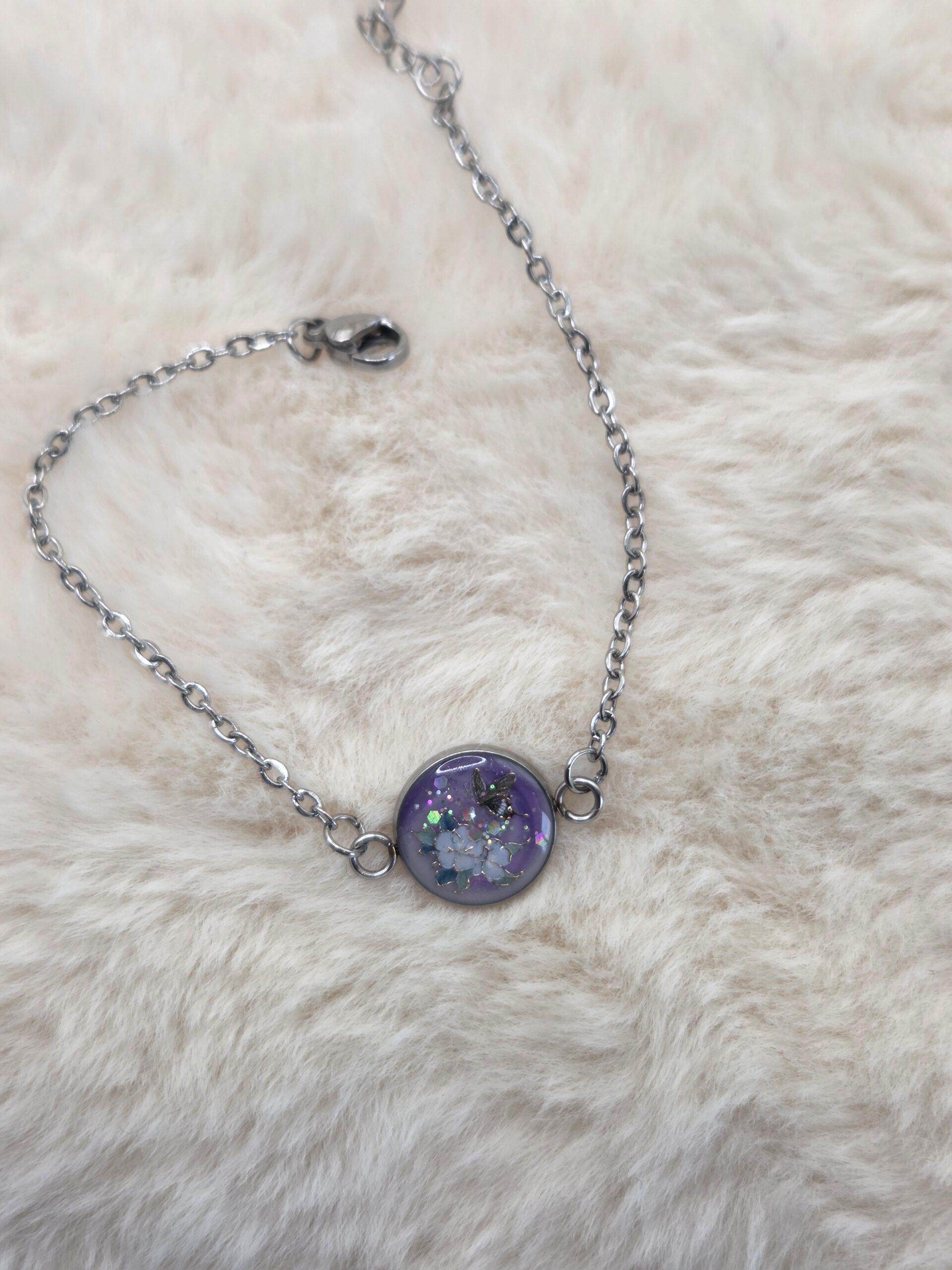 🦋 Bracelet chaîne en acier inoxydable – Cabochon Violet Marbré & Papillon Féérique 🦋 – Image 3