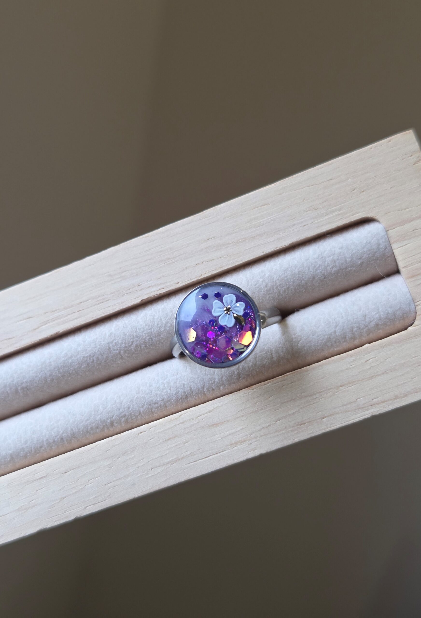 🌼 Bague Ajustable Cabochon – Violet Nacré & Fleur Délicate 🌼 – Image 2
