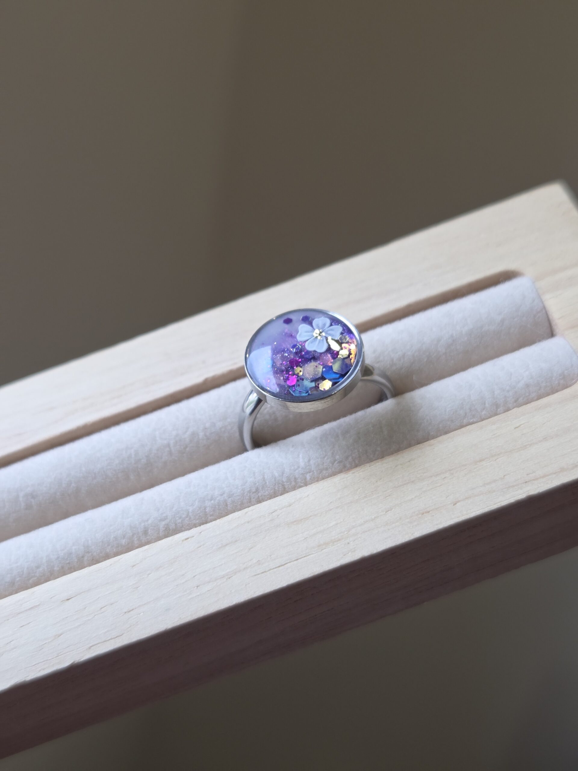 🌼 Bague Ajustable Cabochon – Violet Nacré & Fleur Délicate 🌼 – Image 3