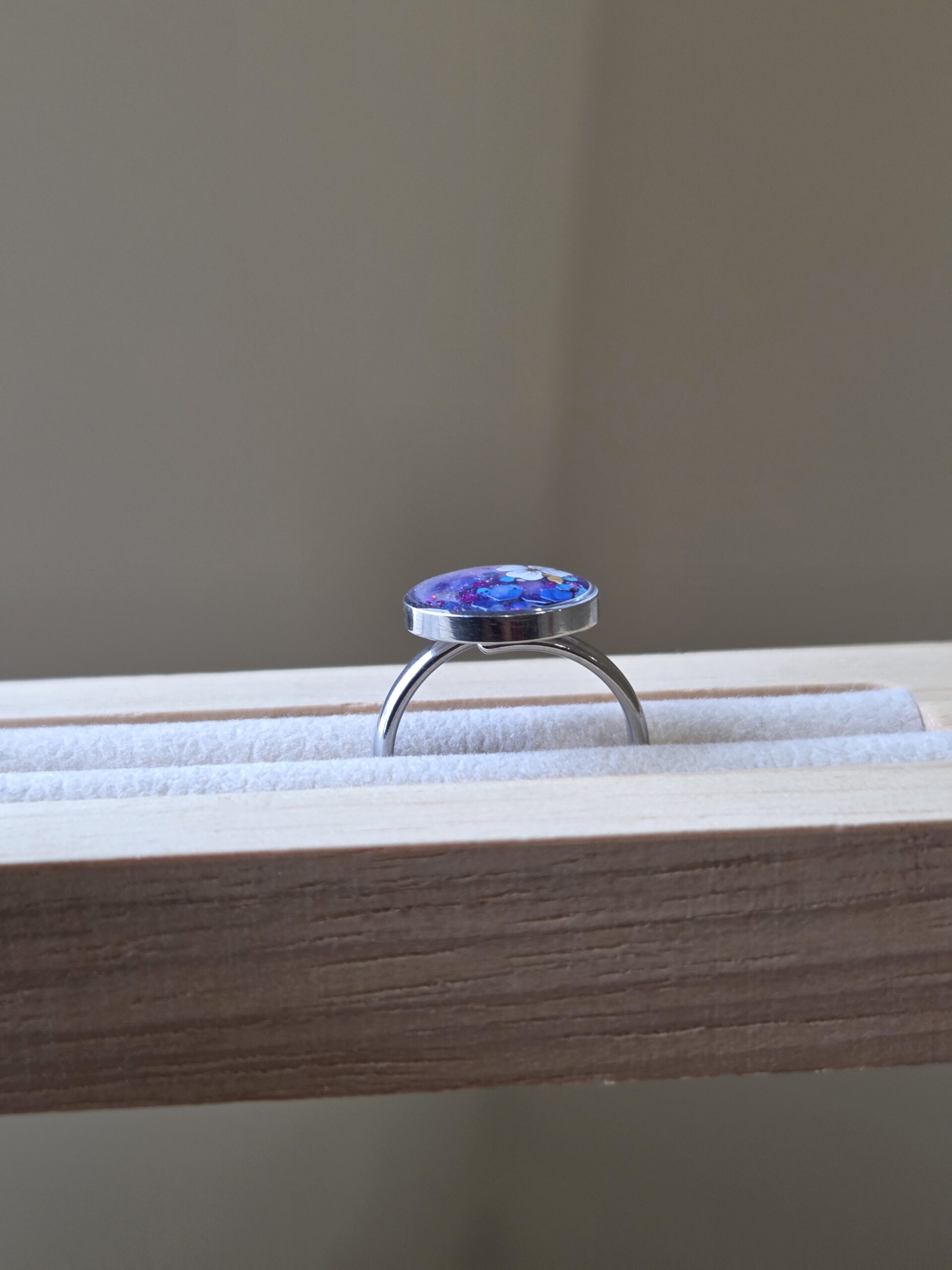 🌼 Bague Ajustable Cabochon – Violet Nacré & Fleur Délicate 🌼 – Image 4