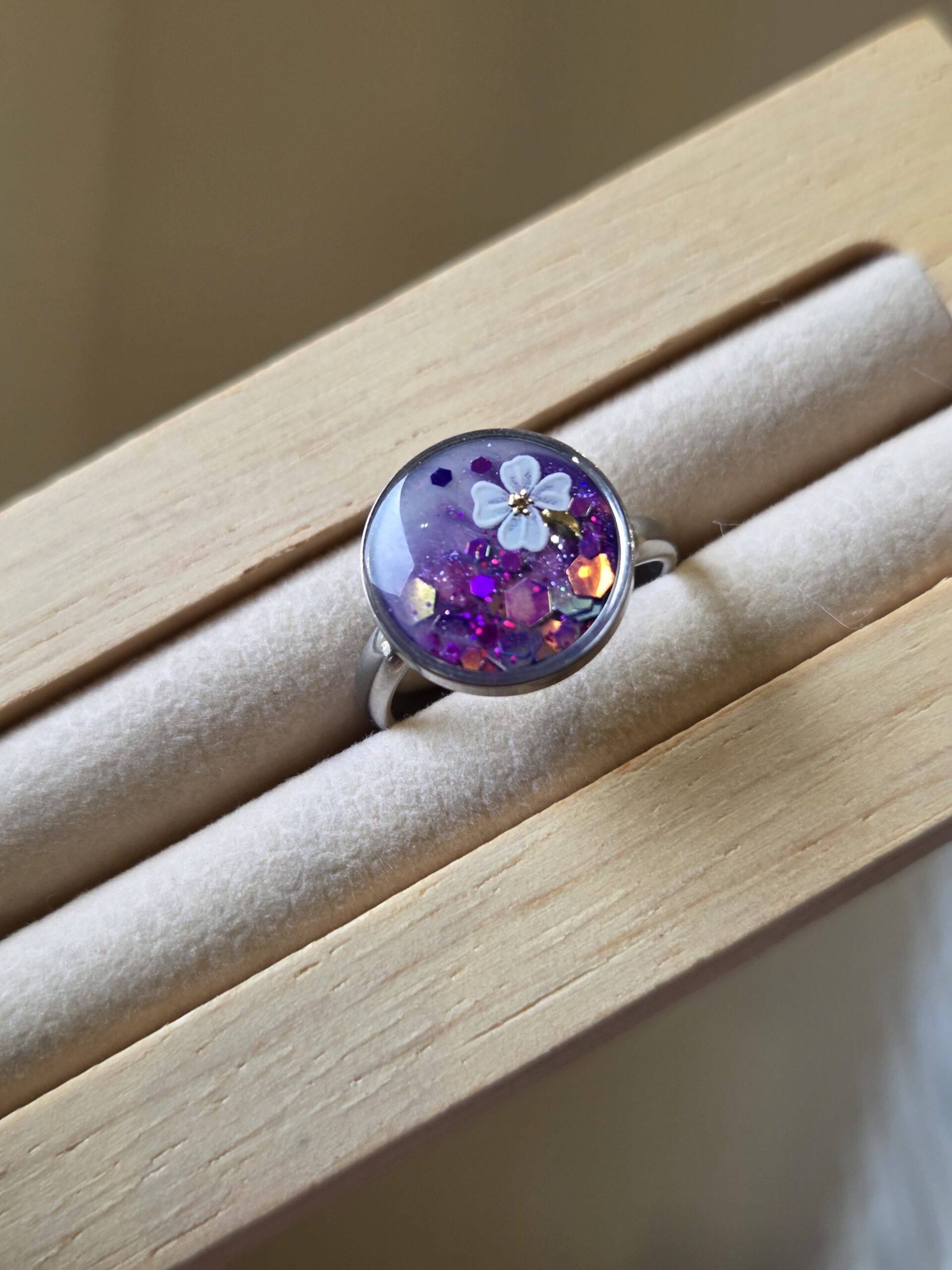🌼 Bague Ajustable Cabochon – Violet Nacré & Fleur Délicate 🌼
